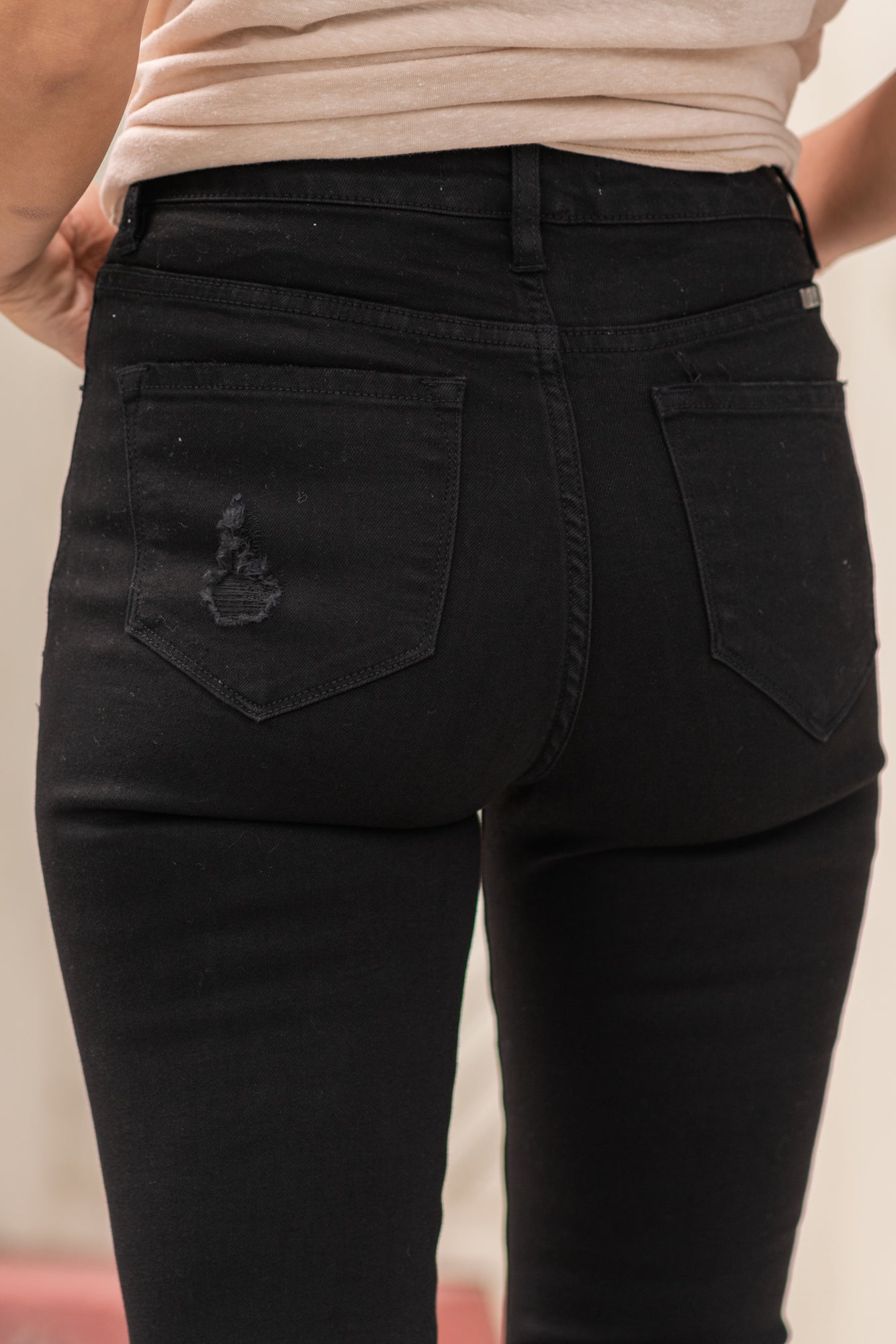 KanCan Jeans Color: Black Cut: Ankle Skinny, 27.5" Inseam Rise: High-Rise, 9.5" Front Rise Material: COTTON 38% LY 31.2% POLYESTER 29% SPANDEX 1.2% Detail: Step-Hem and Distressed Ripped Legs Fly: Zipper Fly Style #: KC7283BK Contact us for any additional measurements or sizing.