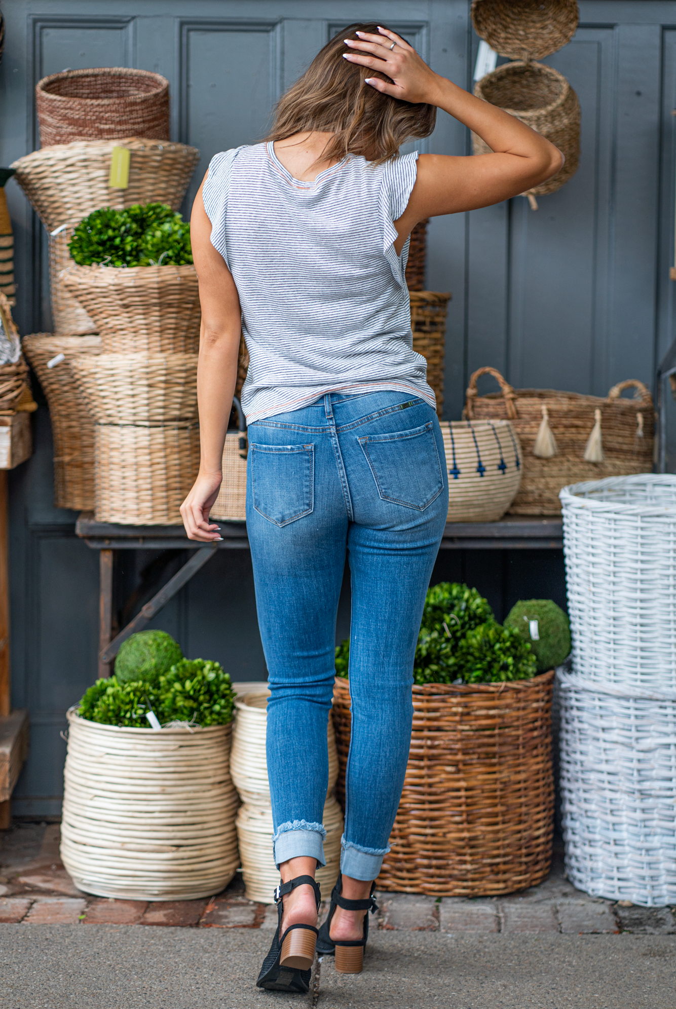 KanCan Jeans Color: Medium Wash Cut: Ankle Skinny, 27.5" Inseam - 2.5" Cuff Sewn Rise: High-Rise, 9.5" Front Rise 94.3% COTTON 4.9% POLYESTER .08% SPANDEX Machine Wash Separately In Cold Water Stitching: Classic Fly: Zipper Fly Style #: KC7299M Contact us for any additional measurements or sizing. *Measured on the smallest size, measurements may vary by size.