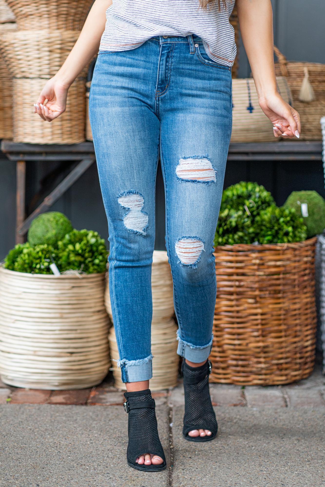 KanCan Jeans Color: Medium Wash Cut: Ankle Skinny, 27.5" Inseam - 2.5" Cuff Sewn Rise: High-Rise, 9.5" Front Rise 94.3% COTTON 4.9% POLYESTER .08% SPANDEX Machine Wash Separately In Cold Water Stitching: Classic Fly: Zipper Fly Style #: KC7299M Contact us for any additional measurements or sizing. *Measured on the smallest size, measurements may vary by size.