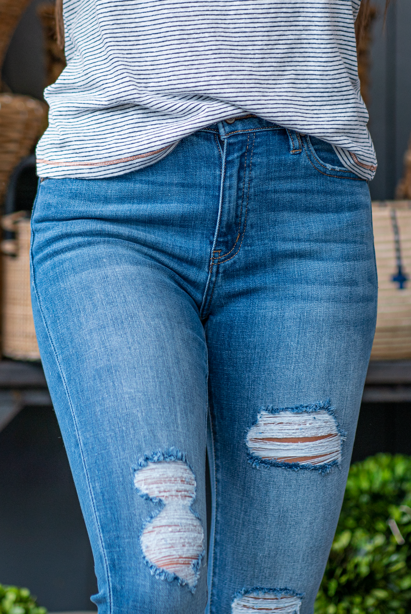 KanCan Jeans Color: Medium Wash Cut: Ankle Skinny, 27.5" Inseam - 2.5" Cuff Sewn Rise: High-Rise, 9.5" Front Rise 94.3% COTTON 4.9% POLYESTER .08% SPANDEX Machine Wash Separately In Cold Water Stitching: Classic Fly: Zipper Fly Style #: KC7299M Contact us for any additional measurements or sizing. *Measured on the smallest size, measurements may vary by size.