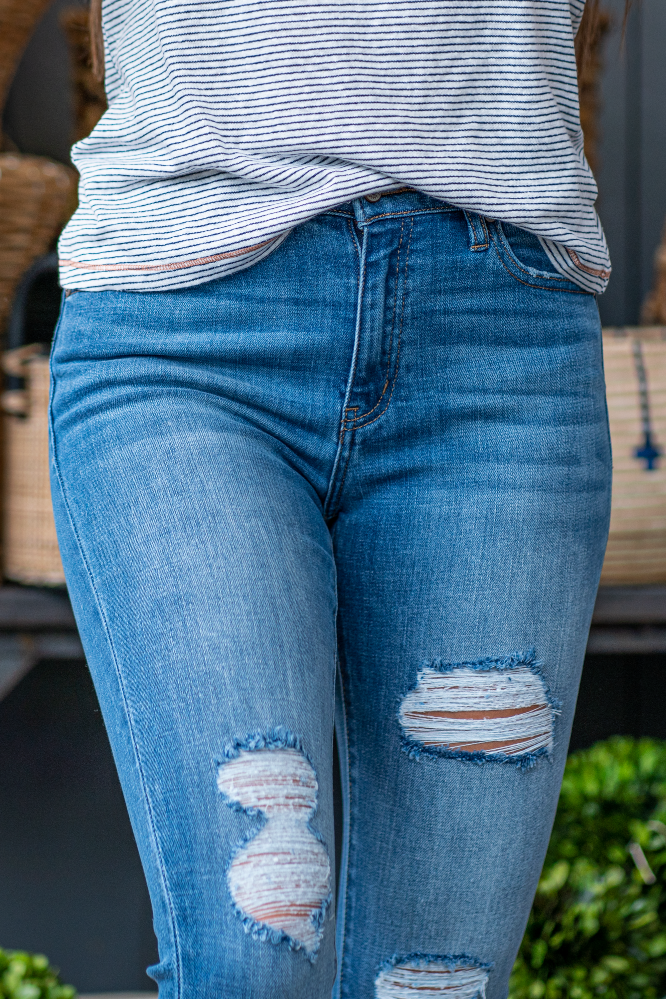 KanCan Jeans Color: Medium Wash Cut: Ankle Skinny, 27.5" Inseam - 2.5" Cuff Sewn Rise: High-Rise, 9.5" Front Rise 94.3% COTTON 4.9% POLYESTER .08% SPANDEX Machine Wash Separately In Cold Water Stitching: Classic Fly: Zipper Fly Style #: KC7299M Contact us for any additional measurements or sizing. *Measured on the smallest size, measurements may vary by size.