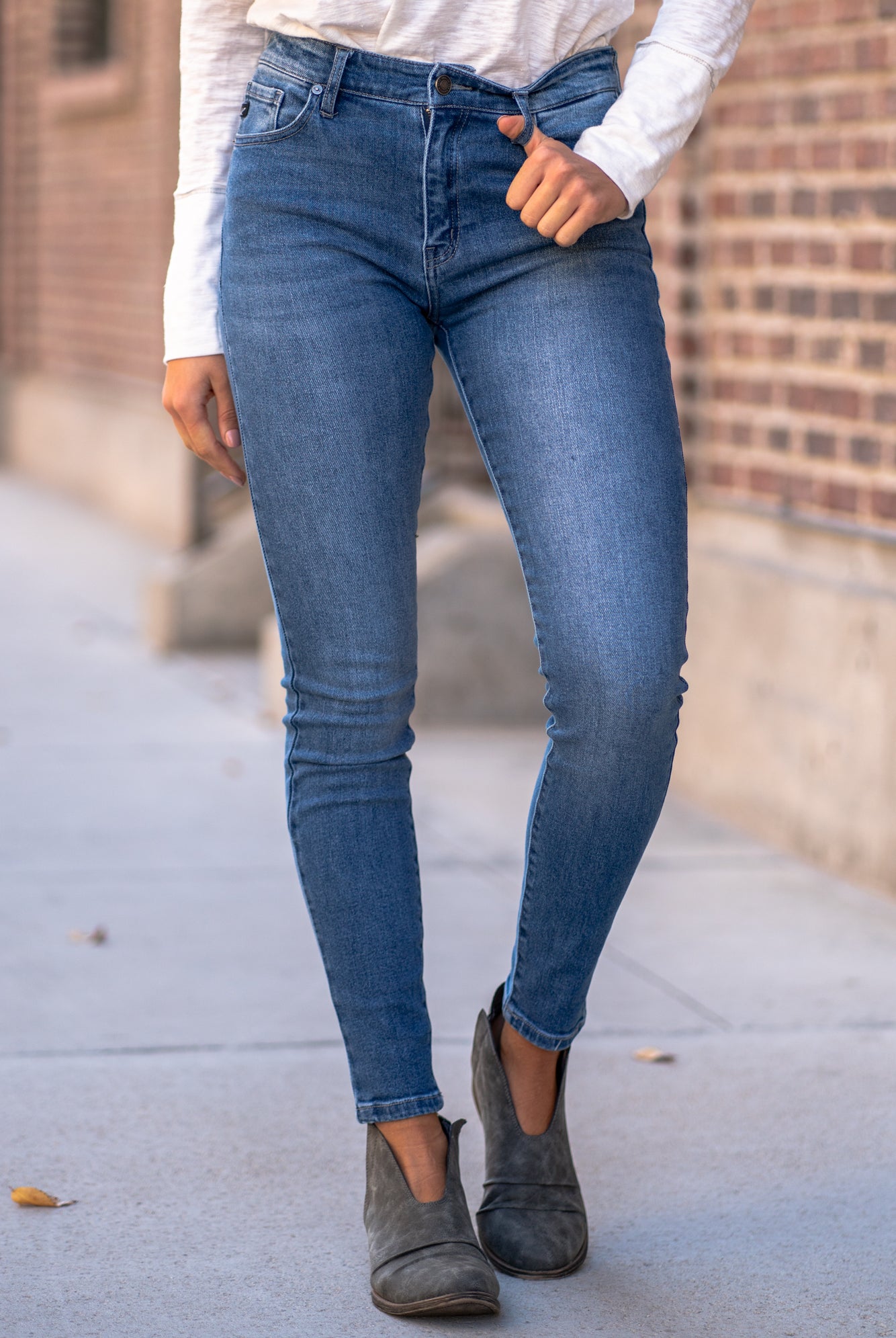 KanCan Jeans Collection: Core Style Color: Medium Wash Cut: Skinny, 29.5" Inseam* Rise: Mid-Rise, 8.5" Front Rise* 94.2% COTTON , 4.7% POLYESTER , 1.1% SPANDEX Stitching: Classic Fly: Zipper Style #: KC7092HWM Contact us for any additional measurements or sizing *Measured on the smallest size, measurements may vary by size.