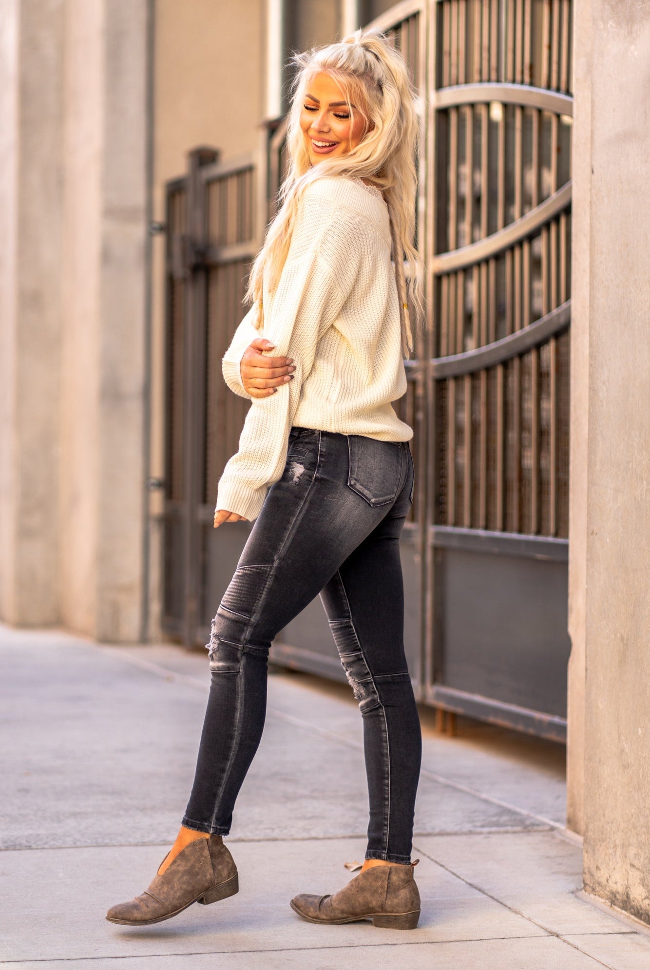 KanCan Jeans Collection: Core Style Color: Black Wash Cut: Skinny, 28" Inseam* Rise: Mid-Rise, 8" Front Rise* 82% COTTON , 12% RAYON , 5% POLYESTER , 1% SPANDEX Stitching: Classic Fly: Zipper Style #: KC6343BK Contact us for any additional measurements or sizing *Measured on the smallest size, measurements may vary by size.