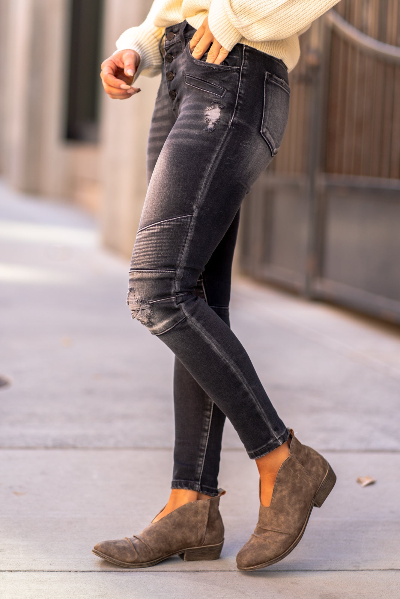 KanCan Jeans Collection: Core Style Color: Black Wash Cut: Skinny, 28" Inseam* Rise: Mid-Rise, 8" Front Rise* 82% COTTON , 12% RAYON , 5% POLYESTER , 1% SPANDEX Stitching: Classic Fly: Zipper Style #: KC6343BK Contact us for any additional measurements or sizing *Measured on the smallest size, measurements may vary by size.