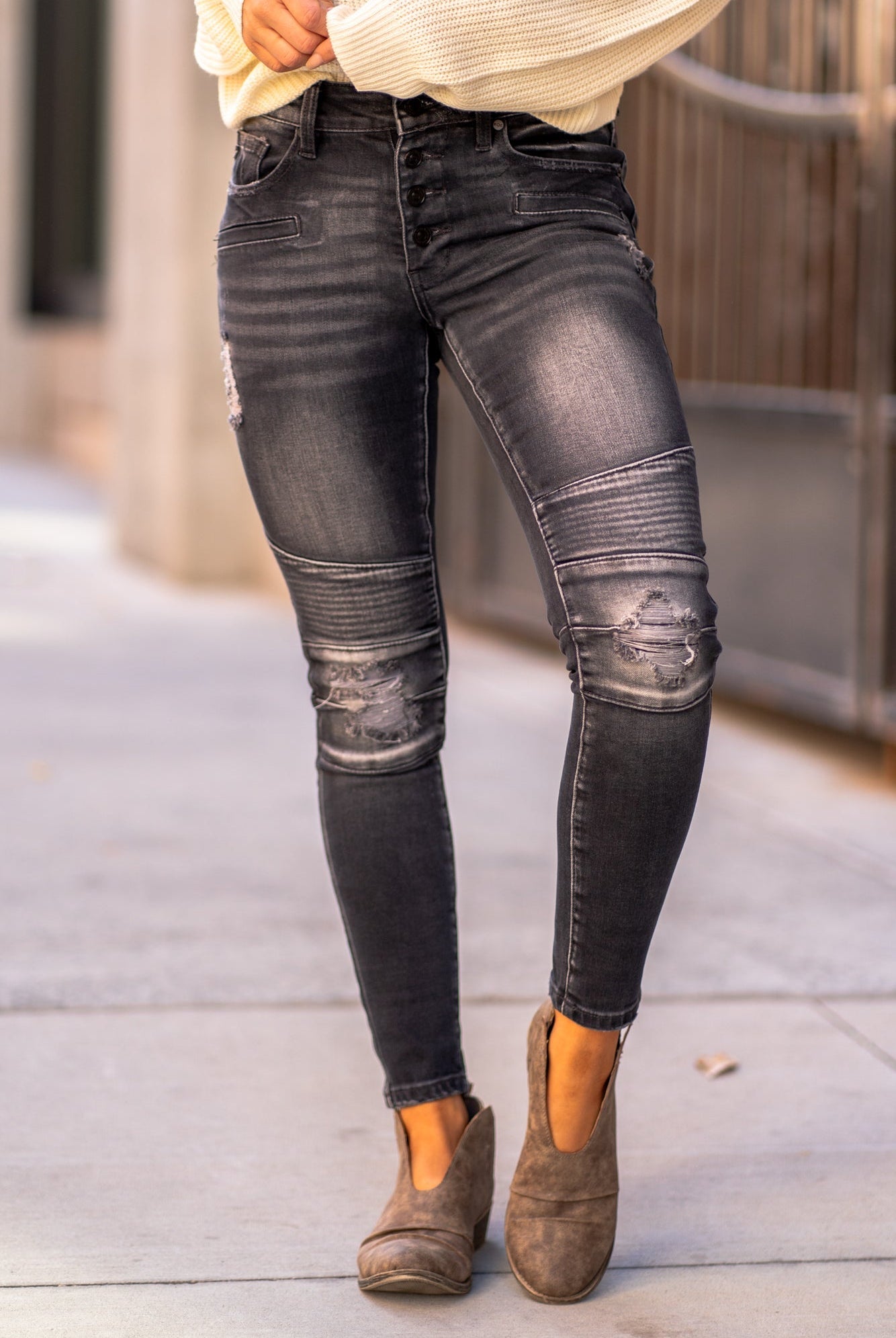 KanCan Jeans Collection: Core Style Color: Black Wash Cut: Skinny, 28" Inseam* Rise: Mid-Rise, 8" Front Rise* 82% COTTON , 12% RAYON , 5% POLYESTER , 1% SPANDEX Stitching: Classic Fly: Zipper Style #: KC6343BK Contact us for any additional measurements or sizing *Measured on the smallest size, measurements may vary by size.