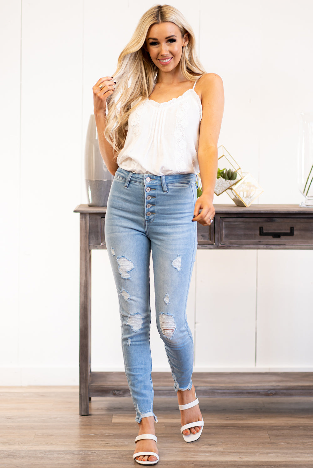 KanCan Jeans Collection: Spring 2021 Color: Light Blue Wash Destroyed Hem Ankle Cut: Skinny, 28" Inseam Rise: High-Rise, 11" Front Rise 94.9% COTTON, 3.8% POLYESTER, 1.3% SPANDEX Stitching: Classic Fly: Exposed Button Fly Style #: KC7337L Contact us for any additional measurements or sizing. Haley wears a size small top, a 1 in jeans, and a small in tops. She is wearing a size 24/1 in these shorts.