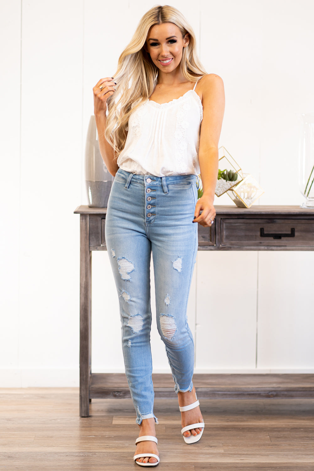 KanCan Jeans Collection: Spring 2021 Color: Light Blue Wash Destroyed Hem Ankle Cut: Skinny, 28" Inseam Rise: High-Rise, 11" Front Rise 94.9% COTTON, 3.8% POLYESTER, 1.3% SPANDEX Stitching: Classic Fly: Exposed Button Fly Style #: KC7337L Contact us for any additional measurements or sizing. Haley wears a size small top, a 1 in jeans, and a small in tops. She is wearing a size 24/1 in these shorts.