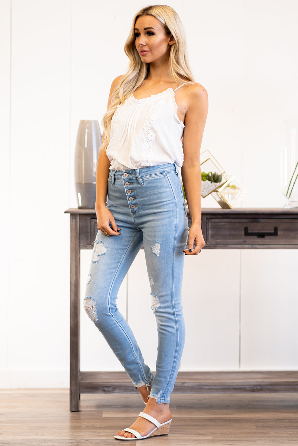 KanCan Jeans Collection: Spring 2021 Color: Light Blue Wash Destroyed Hem Ankle Cut: Skinny, 28" Inseam Rise: High-Rise, 11" Front Rise 94.9% COTTON, 3.8% POLYESTER, 1.3% SPANDEX Stitching: Classic Fly: Exposed Button Fly Style #: KC7337L Contact us for any additional measurements or sizing. Haley wears a size small top, a 1 in jeans, and a small in tops. She is wearing a size 24/1 in these shorts.