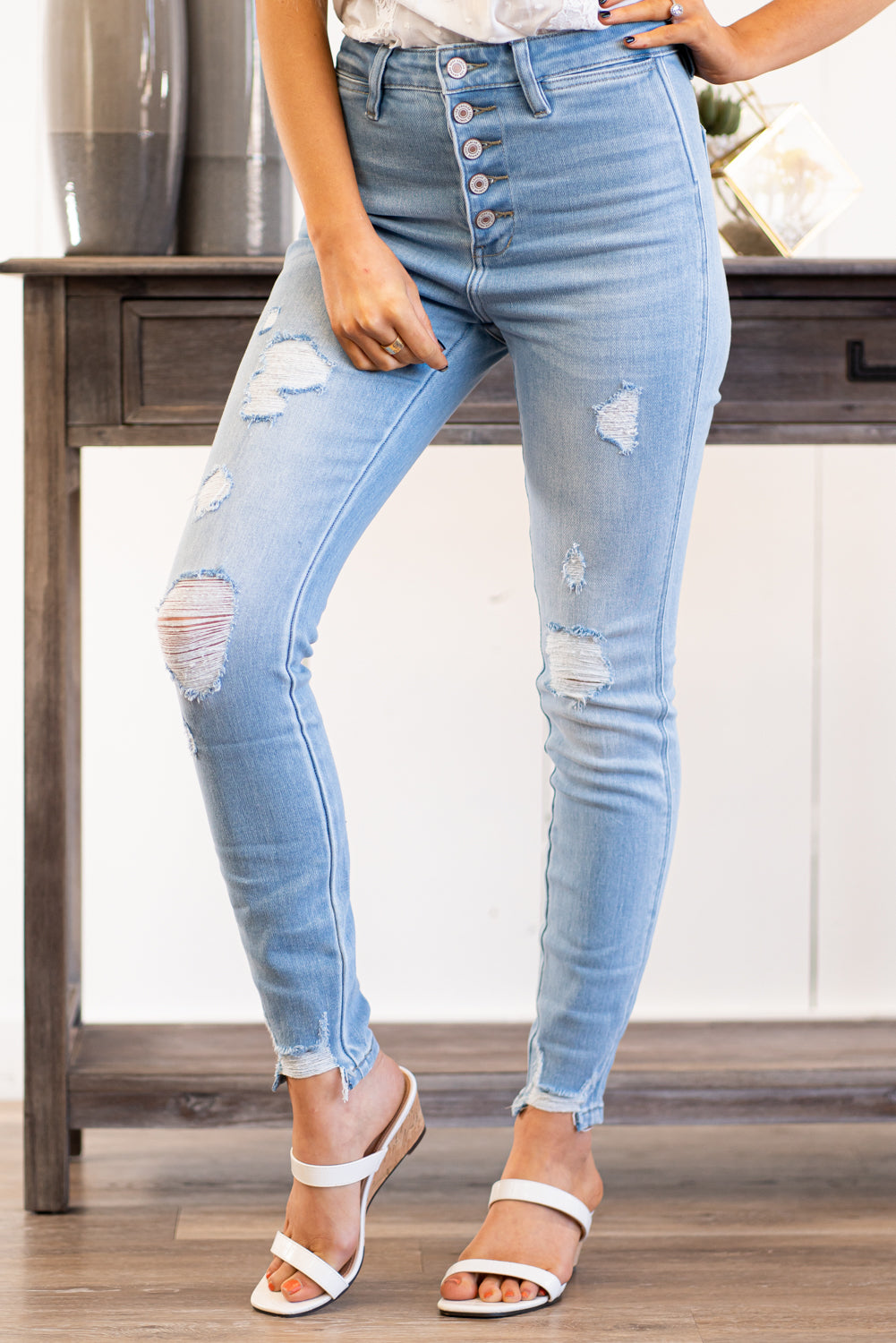 KanCan Jeans Collection: Spring 2021 Color: Light Blue Wash Destroyed Hem Ankle Cut: Skinny, 28" Inseam Rise: High-Rise, 11" Front Rise 94.9% COTTON, 3.8% POLYESTER, 1.3% SPANDEX Stitching: Classic Fly: Exposed Button Fly Style #: KC7337L Contact us for any additional measurements or sizing. Haley wears a size small top, a 1 in jeans, and a small in tops. She is wearing a size 24/1 in these shorts.