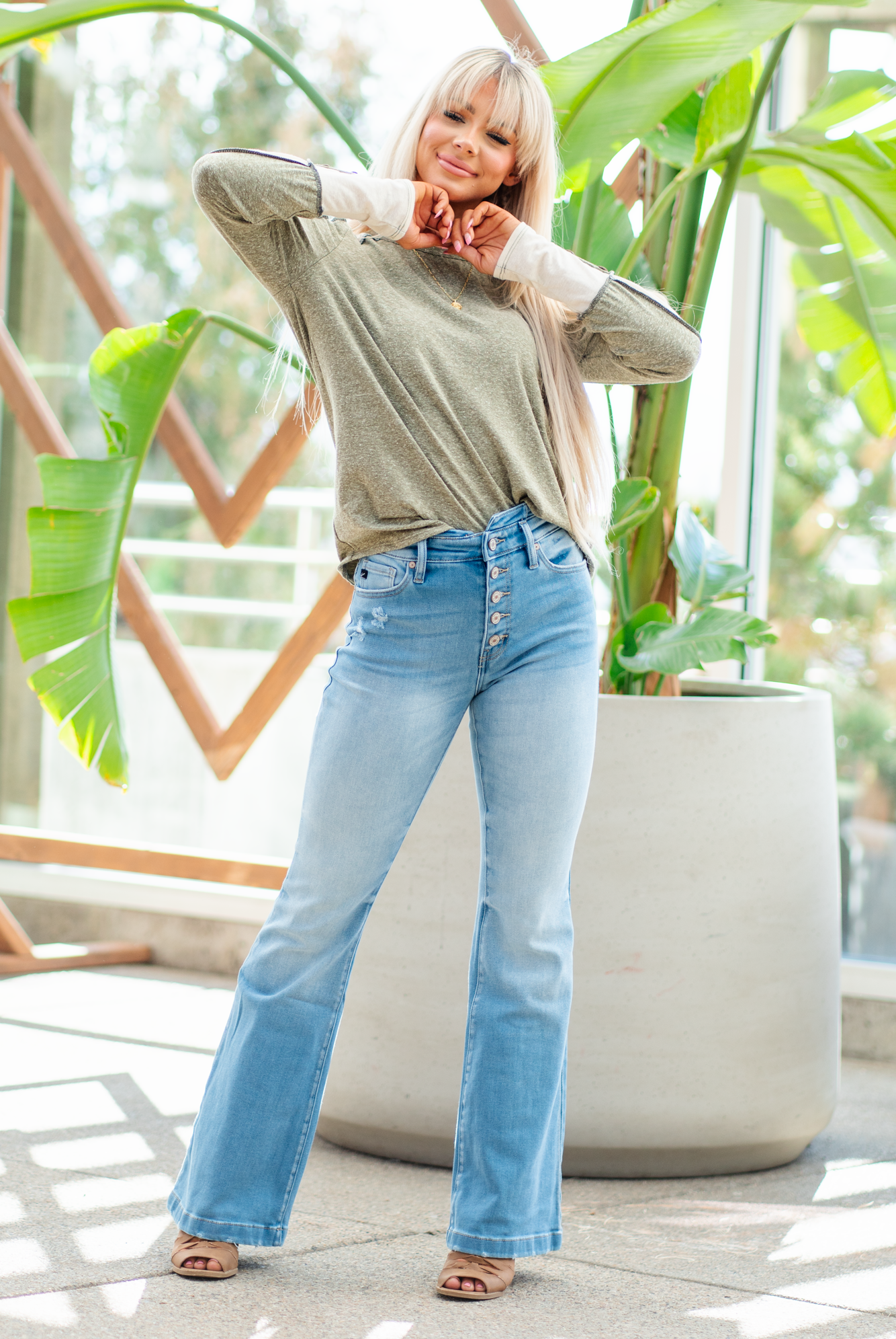 KanCan Jeans KanCan Stretch Level: Comfort Stretch Curvy Fit Flare Color: Light Blue Wash Cut: Flare, 33" Inseam Rise: High Rise, 11" Front Rise 95% COTTON, 4% POLYESTER, 1% LYCRA Fly: Exposed Button Fly Style #: KC8602L-CV Contact us for any additional measurements or sizing. *Measured on the smallest size, measurements may vary by size.