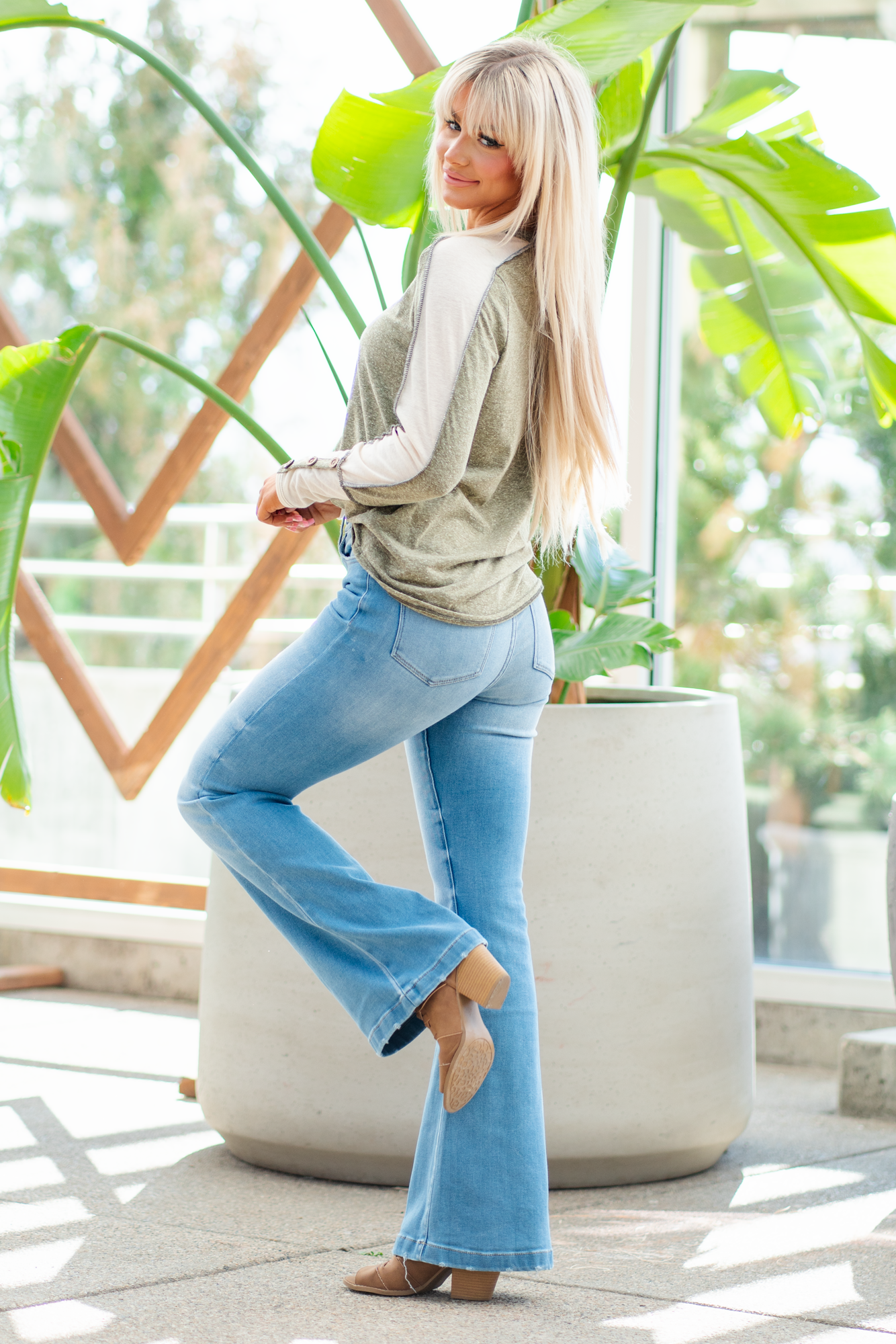 KanCan Jeans KanCan Stretch Level: Comfort Stretch Curvy Fit Flare Color: Light Blue Wash Cut: Flare, 33" Inseam Rise: High Rise, 11" Front Rise 95% COTTON, 4% POLYESTER, 1% LYCRA Fly: Exposed Button Fly Style #: KC8602L-CV Contact us for any additional measurements or sizing. *Measured on the smallest size, measurements may vary by size.