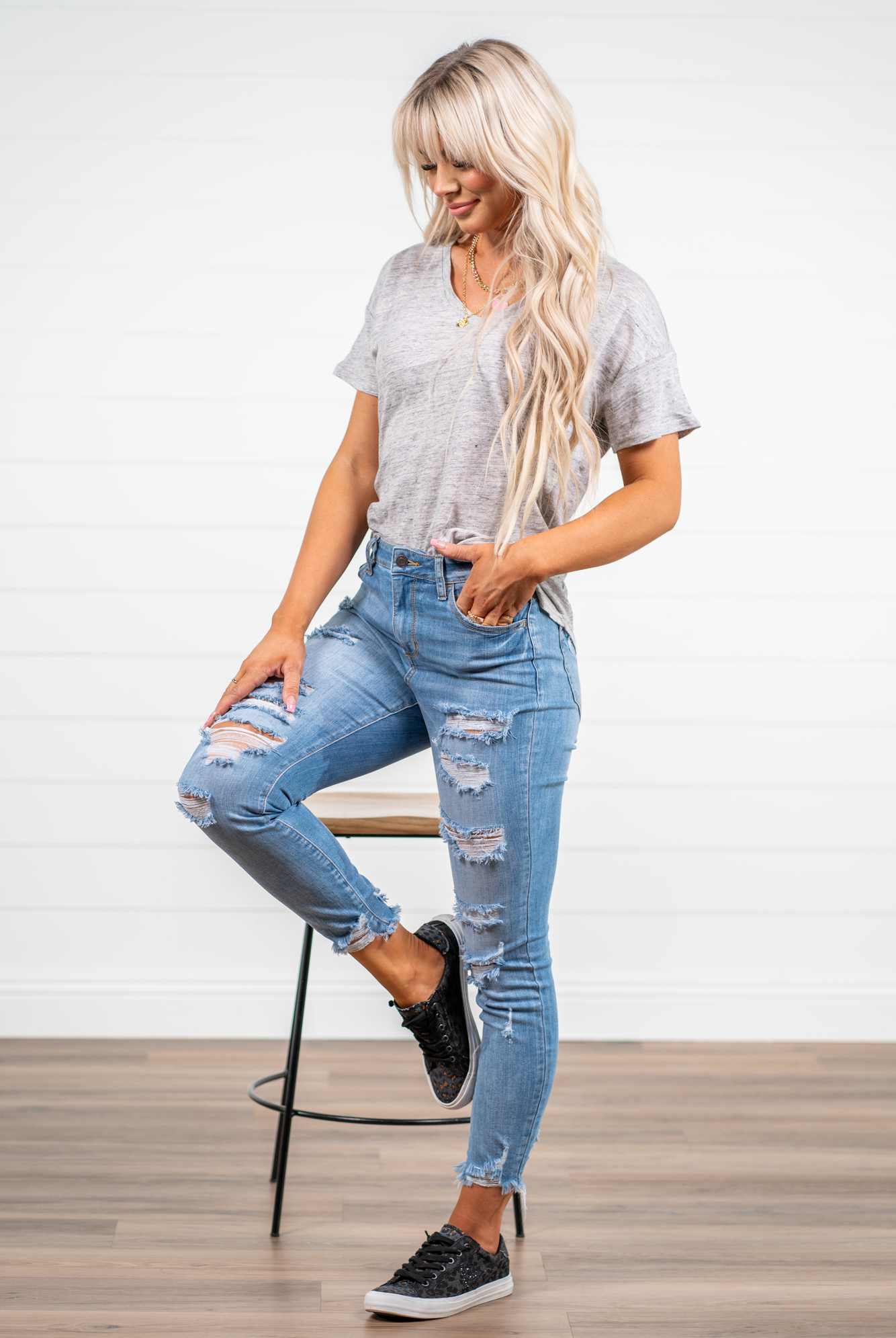 Cello Jeans Upgrade your #OOTD with this essential pair of a jeans girl. Featuring a high waisted fit and distress design, style these up with killer heels and a cute top for serious style points. Additionally equipped with five pockets, belt loops, and a zip fly closure. Ankle Skinny Color: Medium Blue Wash Cut: Skinny, 27" Inseam Rise: High-Rise, 10.5" Front Rise 98% COTTON 2% SPANDEX Fly: Zipper Style #: WV76629MD