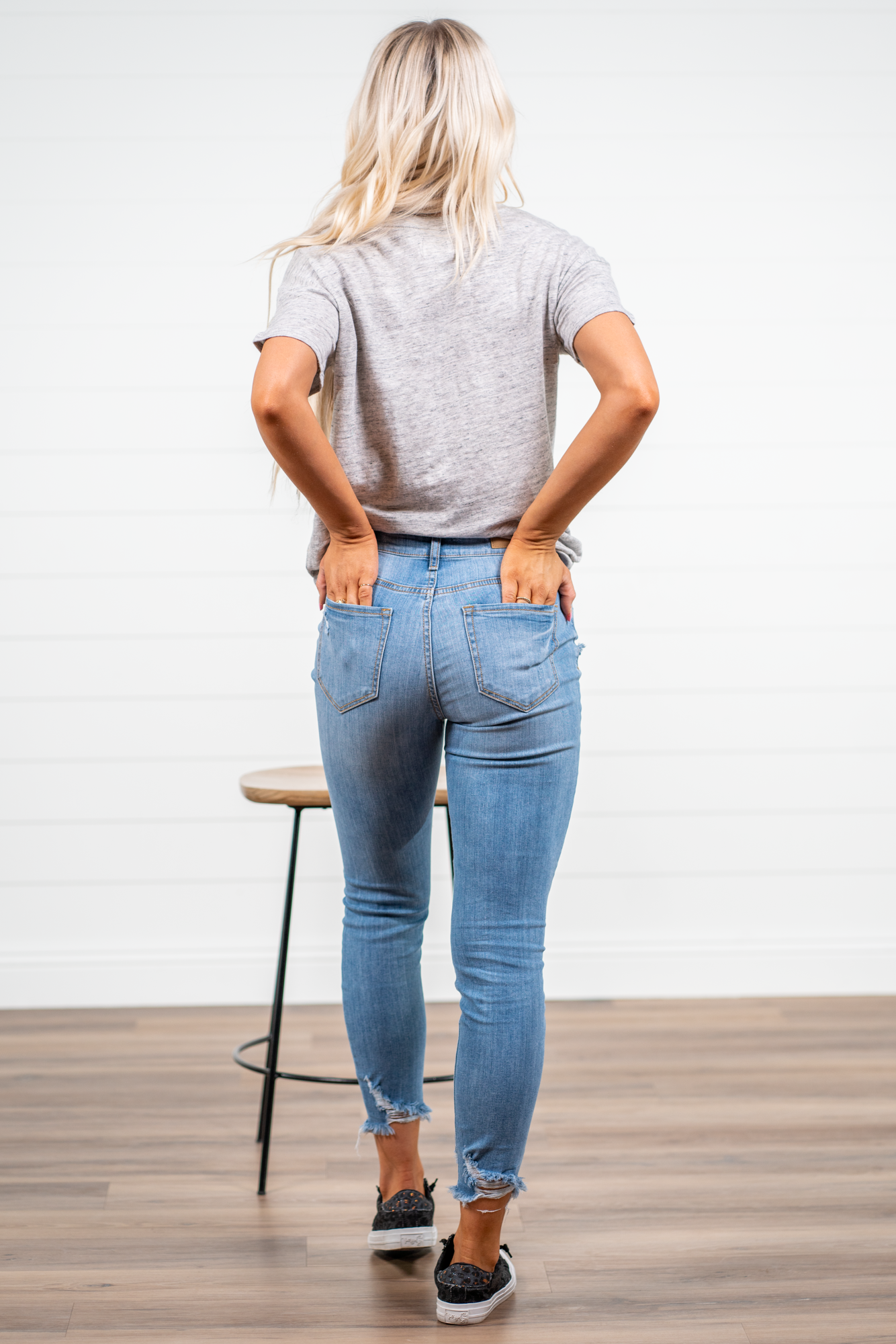 Cello Jeans Upgrade your #OOTD with this essential pair of a jeans girl. Featuring a high waisted fit and distress design, style these up with killer heels and a cute top for serious style points. Additionally equipped with five pockets, belt loops, and a zip fly closure. Ankle Skinny Color: Medium Blue Wash Cut: Skinny, 27" Inseam Rise: High-Rise, 10.5" Front Rise 98% COTTON 2% SPANDEX Fly: Zipper Style #: WV76629MD