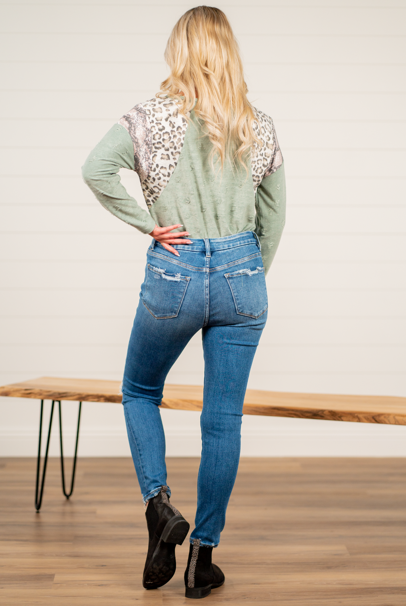 Flying Monkey Jeans Flying Monkey is known for its slim-fitted denim that stretch to your body. These high-rise jeans hit at exactly the right spot on your waist and with some spandex, these will stretch as you wear and get super comfy! Name: Summer Sand Cut: Skinny, 28" skinny* Rise: High Rise, 10" Front Rise* 98% COTTON 2% SPANDEX