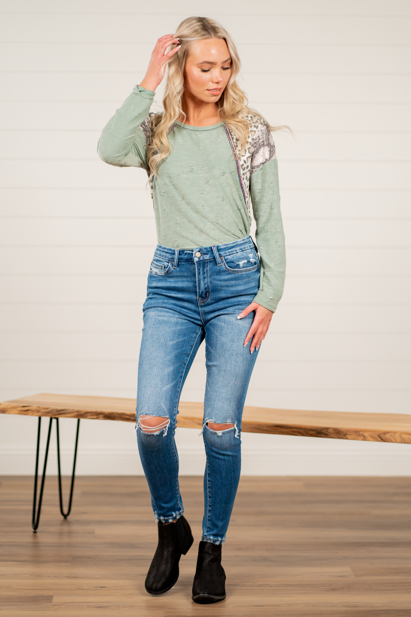 Flying Monkey Jeans Flying Monkey is known for its slim-fitted denim that stretch to your body. These high-rise jeans hit at exactly the right spot on your waist and with some spandex, these will stretch as you wear and get super comfy! Name: Summer Sand Cut: Skinny, 28" skinny* Rise: High Rise, 10" Front Rise* 98% COTTON 2% SPANDEX