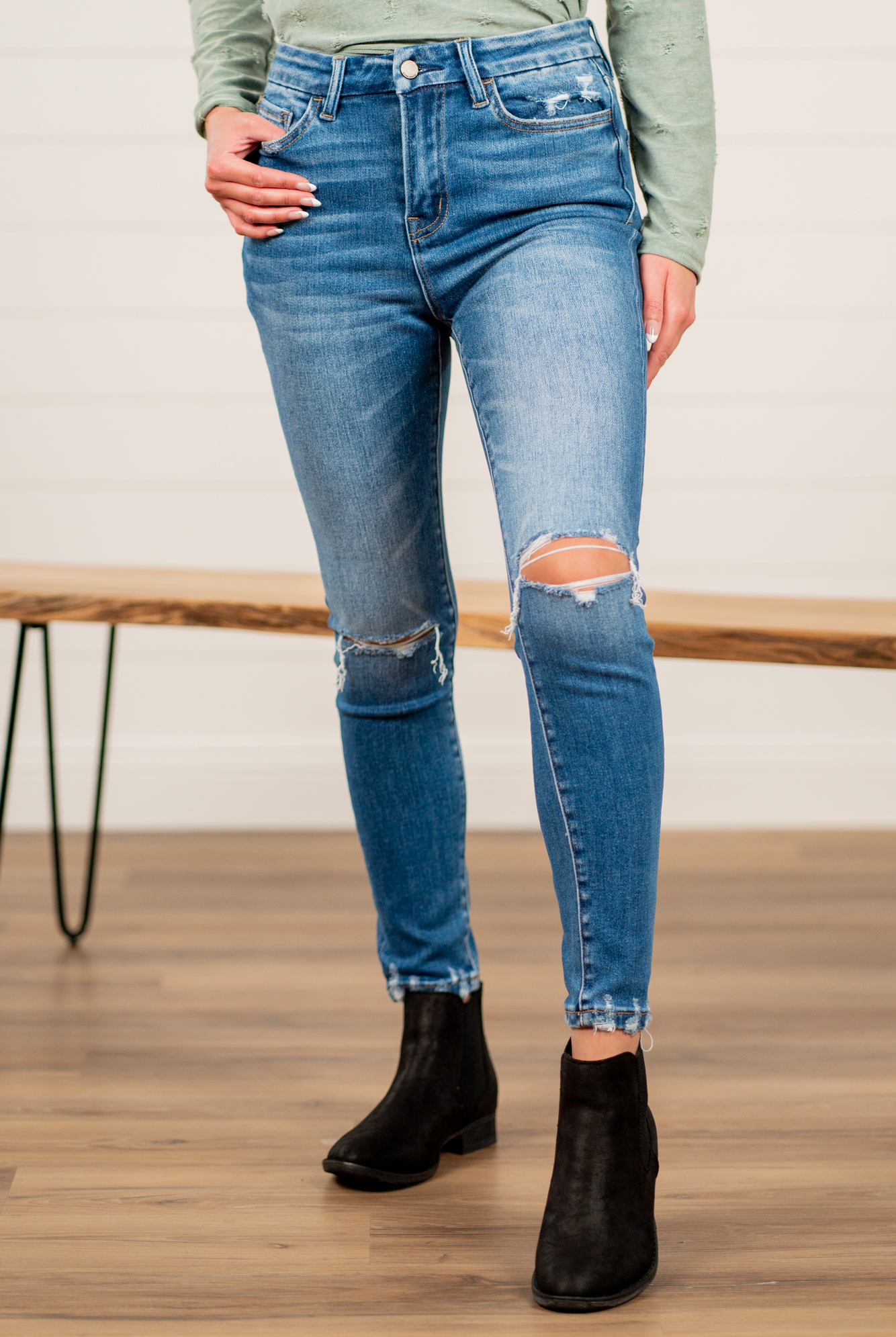 Flying Monkey Jeans Flying Monkey is known for its slim-fitted denim that stretch to your body. These high-rise jeans hit at exactly the right spot on your waist and with some spandex, these will stretch as you wear and get super comfy! Name: Summer Sand Cut: Skinny, 28" skinny* Rise: High Rise, 10" Front Rise* 98% COTTON 2% SPANDEX