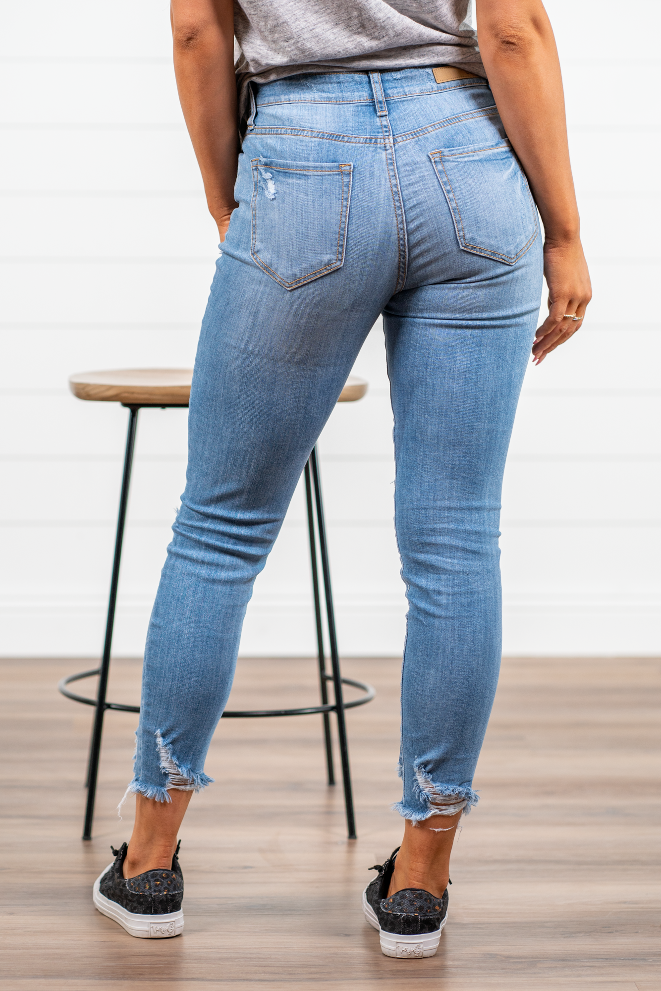 Cello Jeans Upgrade your #OOTD with this essential pair of a jeans girl. Featuring a high waisted fit and distress design, style these up with killer heels and a cute top for serious style points. Additionally equipped with five pockets, belt loops, and a zip fly closure. Ankle Skinny Color: Medium Blue Wash Cut: Skinny, 27" Inseam Rise: High-Rise, 10.5" Front Rise 98% COTTON 2% SPANDEX Fly: Zipper Style #: WV76629MD