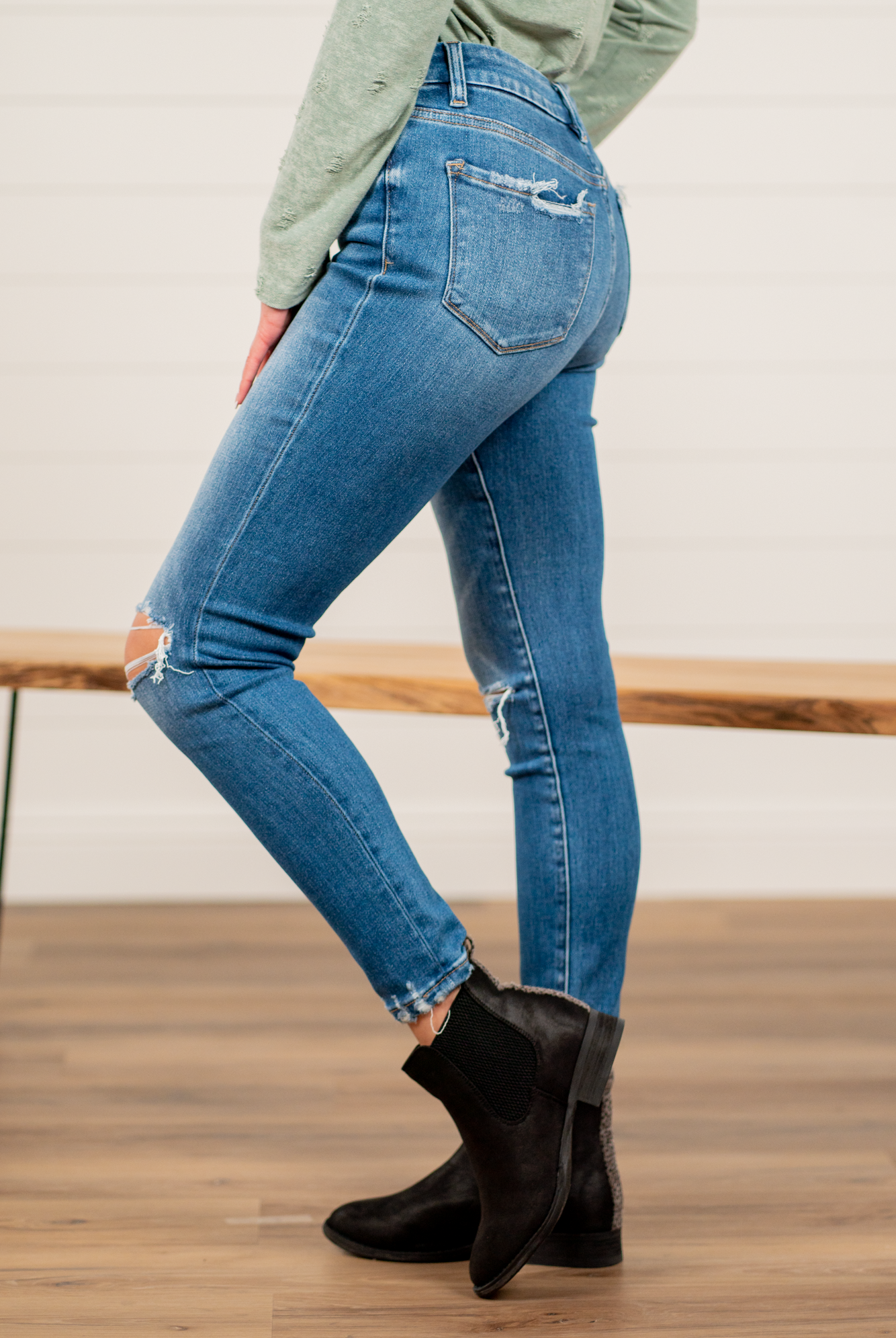 Flying Monkey Jeans Flying Monkey is known for its slim-fitted denim that stretch to your body. These high-rise jeans hit at exactly the right spot on your waist and with some spandex, these will stretch as you wear and get super comfy! Name: Summer Sand Cut: Skinny, 28" skinny* Rise: High Rise, 10" Front Rise* 98% COTTON 2% SPANDEX