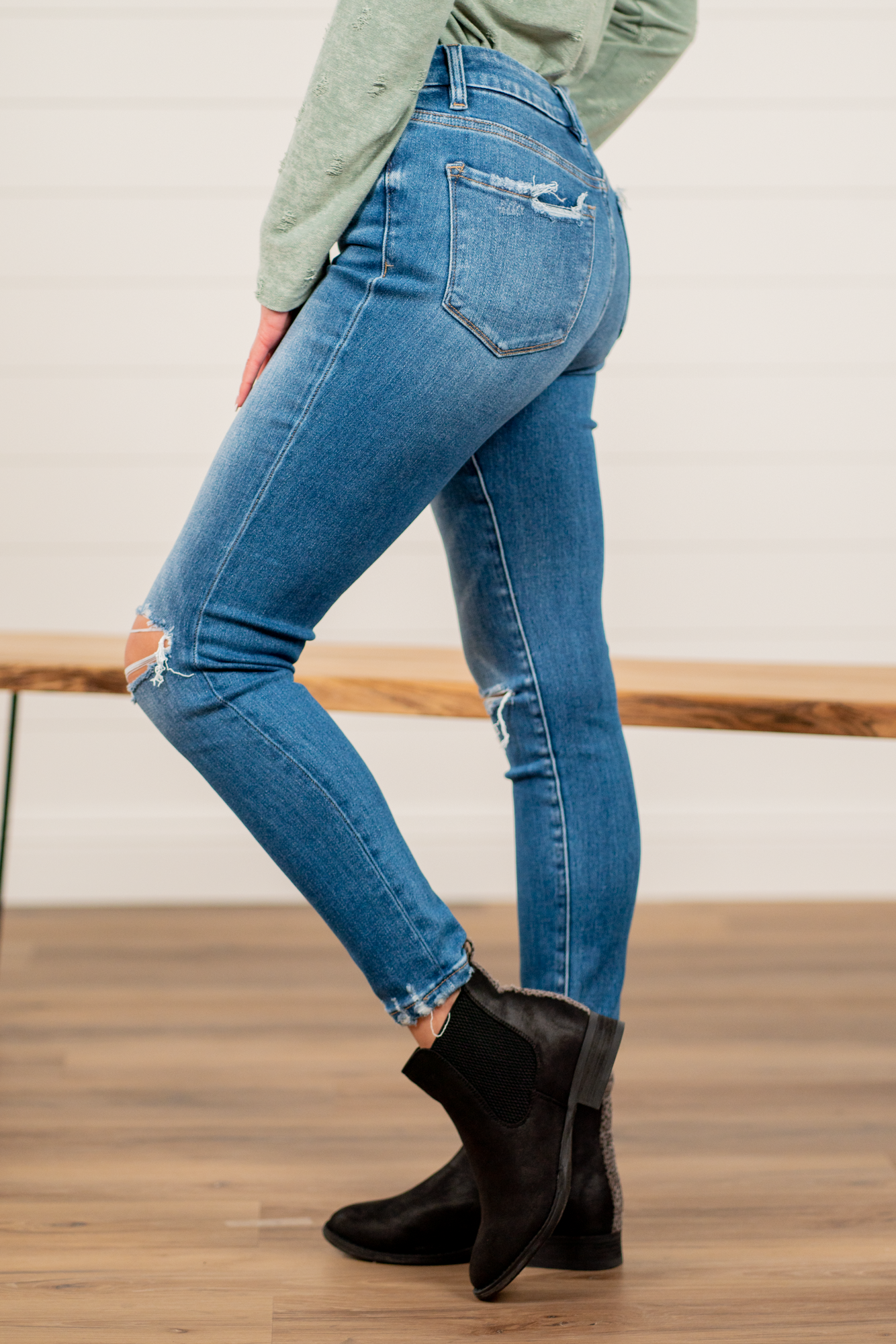 Flying Monkey Jeans Flying Monkey is known for its slim-fitted denim that stretch to your body. These high-rise jeans hit at exactly the right spot on your waist and with some spandex, these will stretch as you wear and get super comfy! Name: Summer Sand Cut: Skinny, 28" skinny* Rise: High Rise, 10" Front Rise* 98% COTTON 2% SPANDEX