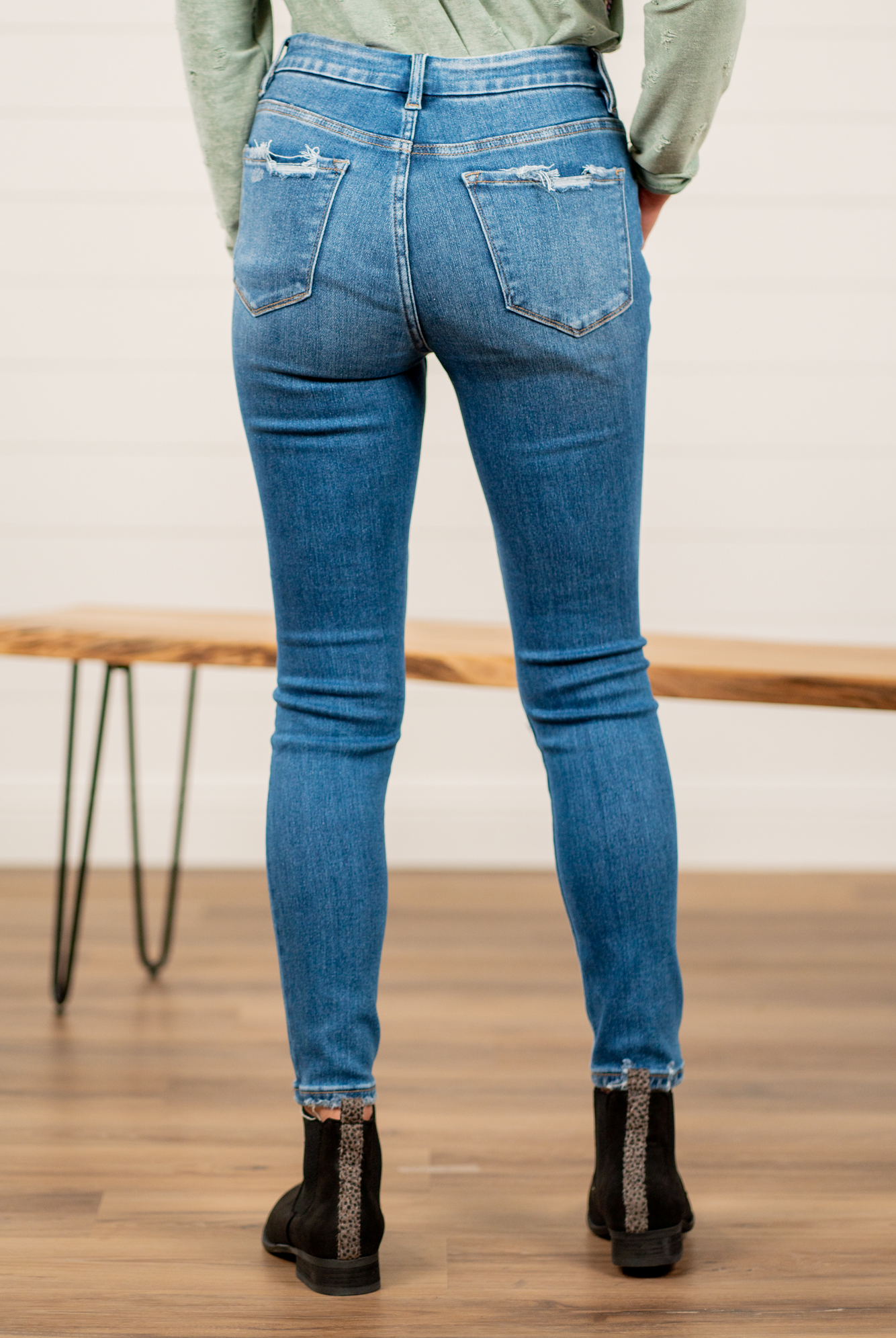 Flying Monkey Jeans Flying Monkey is known for its slim-fitted denim that stretch to your body. These high-rise jeans hit at exactly the right spot on your waist and with some spandex, these will stretch as you wear and get super comfy! Name: Summer Sand Cut: Skinny, 28" skinny* Rise: High Rise, 10" Front Rise* 98% COTTON 2% SPANDEX