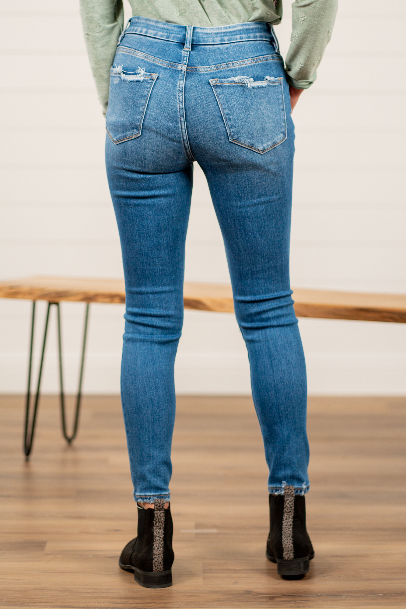 Flying Monkey Jeans Flying Monkey is known for its slim-fitted denim that stretch to your body. These high-rise jeans hit at exactly the right spot on your waist and with some spandex, these will stretch as you wear and get super comfy! Name: Summer Sand Cut: Skinny, 28" skinny* Rise: High Rise, 10" Front Rise* 98% COTTON 2% SPANDEX