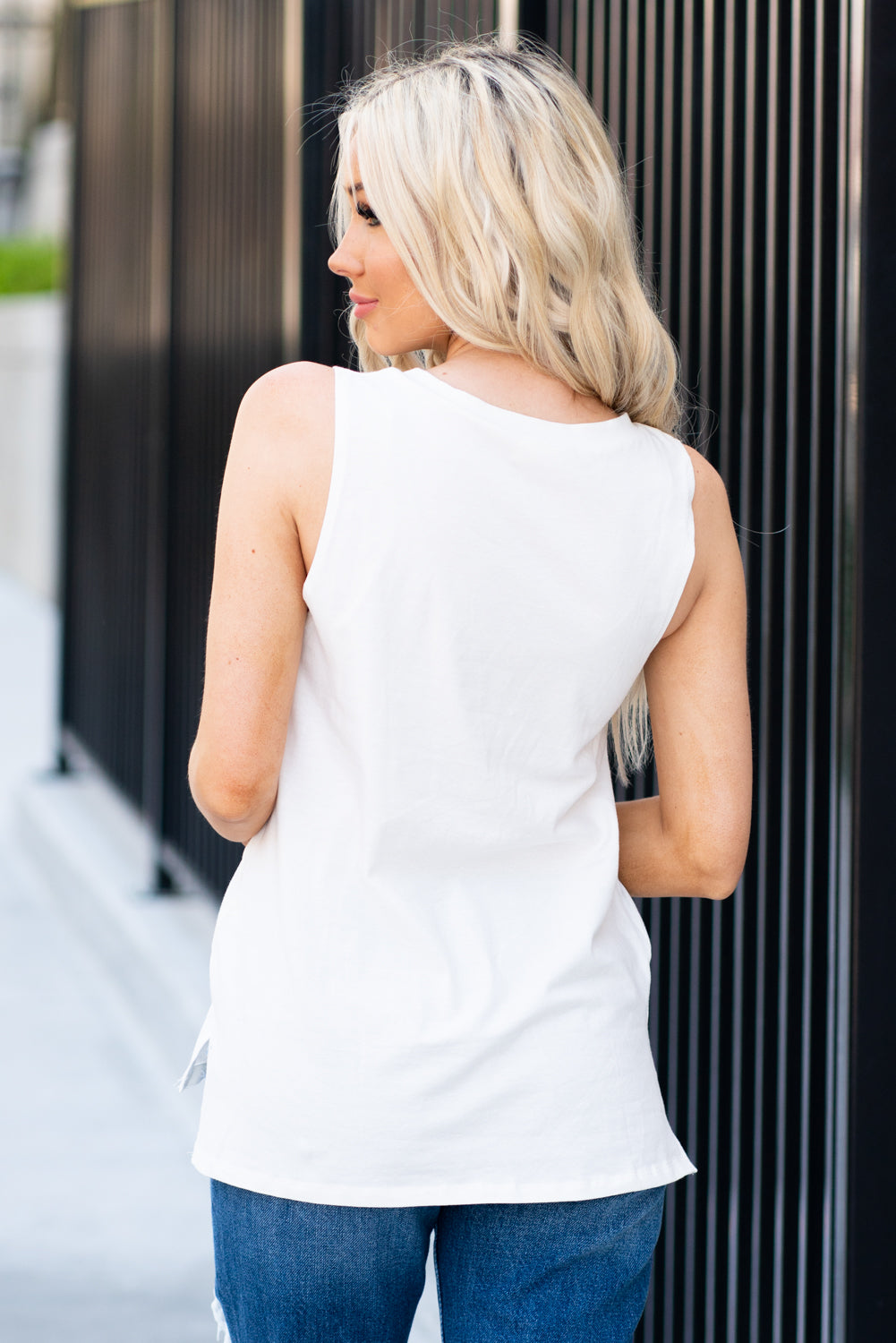 Hem & Thread Light and easy, pair this pretty graphic tee with your favorite ankle skinnies. Color: White Neckline: Crew Sleeve: Sleeveless 95% COTTON 5% SPANDEX Style #: 30540-White Contact us for any additional measurements or sizing.
