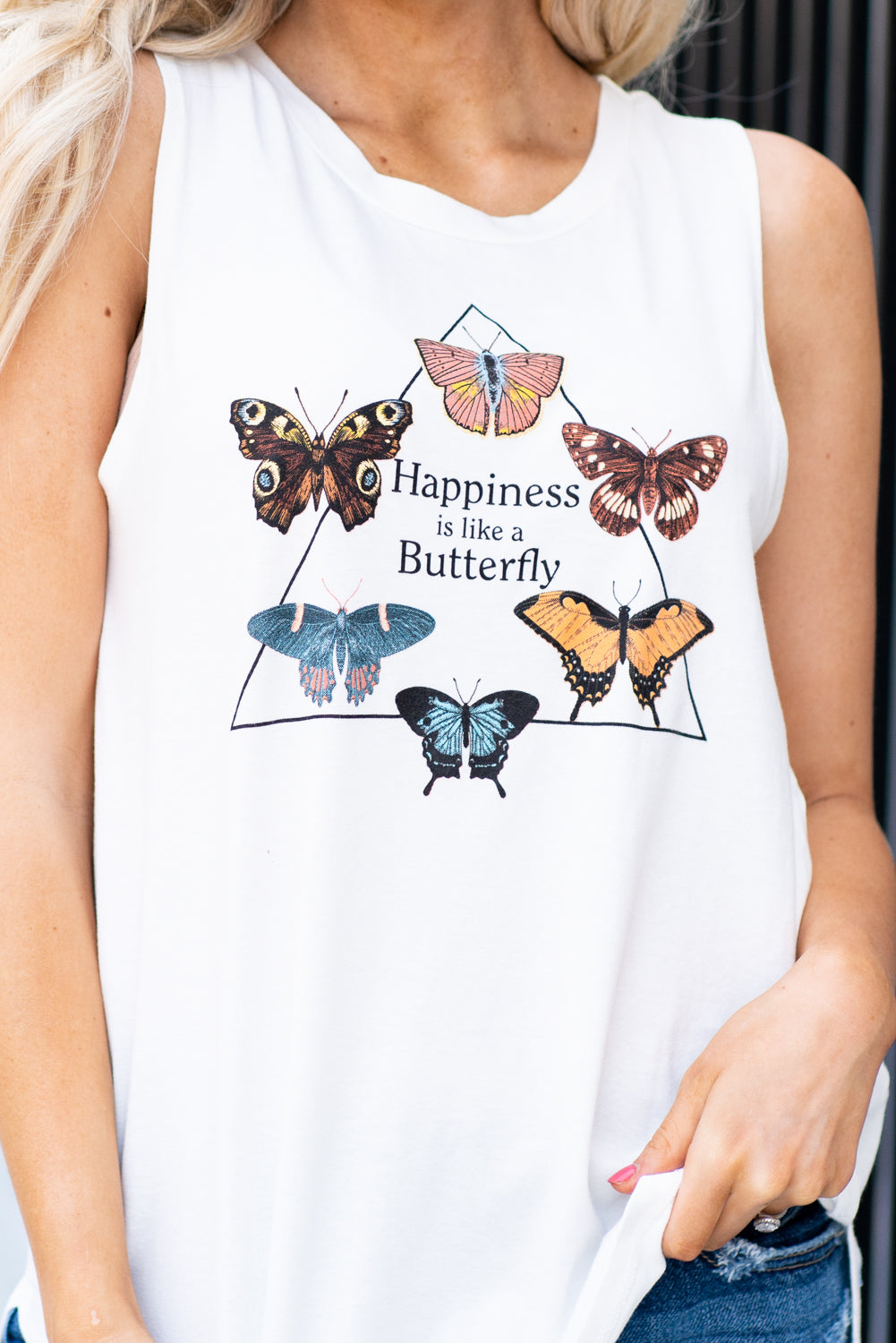 Hem & Thread Light and easy, pair this pretty graphic tee with your favorite ankle skinnies. Color: White Neckline: Crew Sleeve: Sleeveless 95% COTTON 5% SPANDEX Style #: 30540-White Contact us for any additional measurements or sizing.