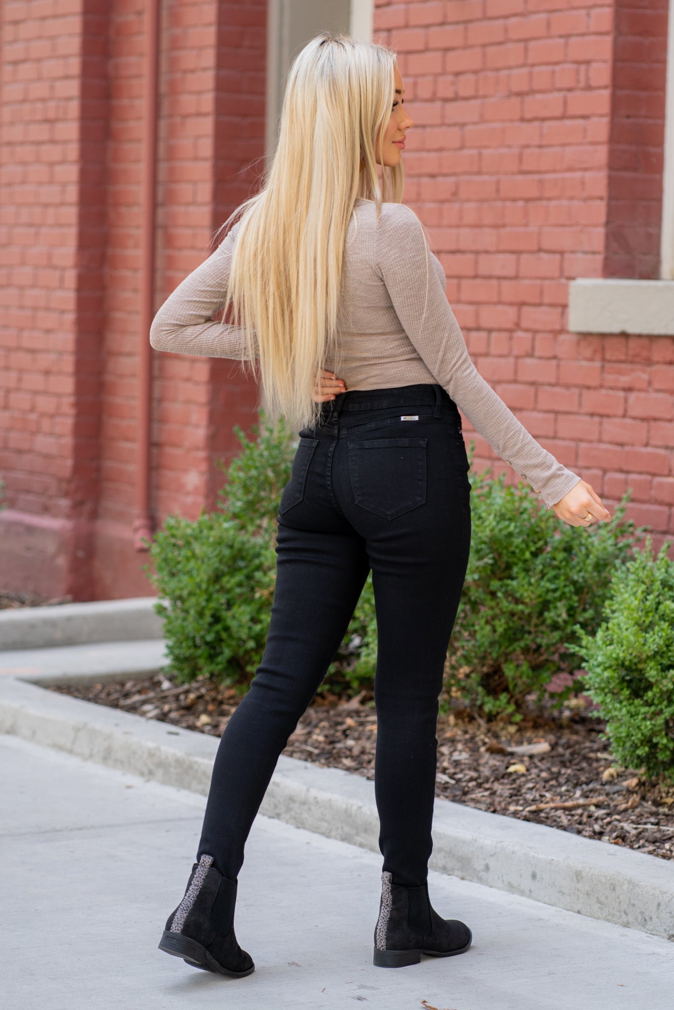 KanCan Jeans Stretch: KanCan Comfort Stretch Color: Black Cut: Skinny, 30" Inseam Rise: High-Rise, 9.5" Front Rise 71.1% COTTON , 17.7% POLYESTER , 9.5% RAYON , 1.1% SPANDEX Stitching: Classic Fly: Zipper Style #: KC6008BBK Contact us for any additional measurements or sizing.