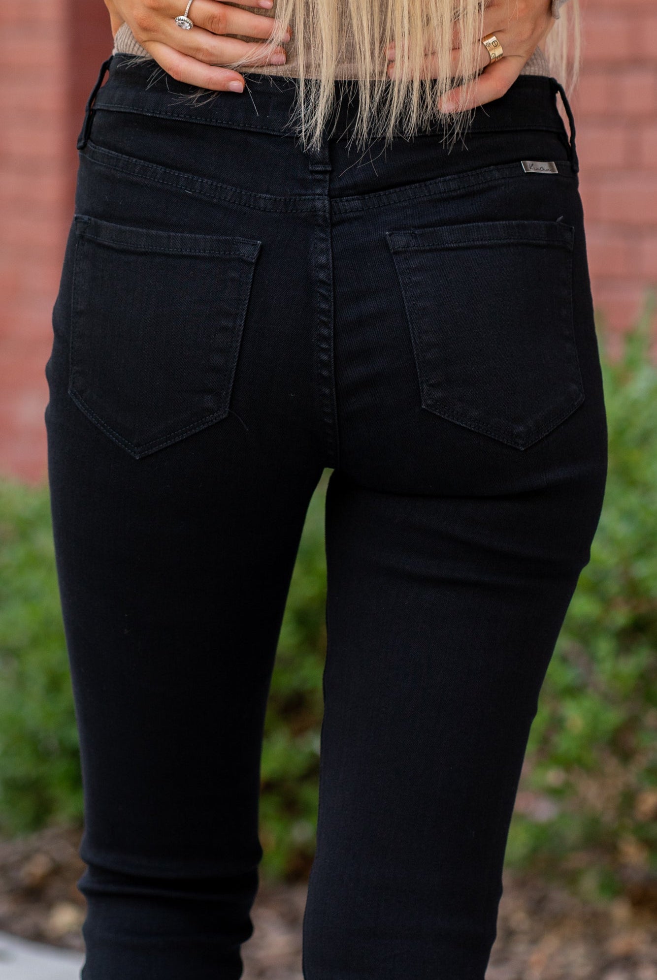KanCan Jeans Stretch: KanCan Comfort Stretch Color: Black Cut: Skinny, 30" Inseam Rise: High-Rise, 9.5" Front Rise 71.1% COTTON , 17.7% POLYESTER , 9.5% RAYON , 1.1% SPANDEX Stitching: Classic Fly: Zipper Style #: KC6008BBK Contact us for any additional measurements or sizing.