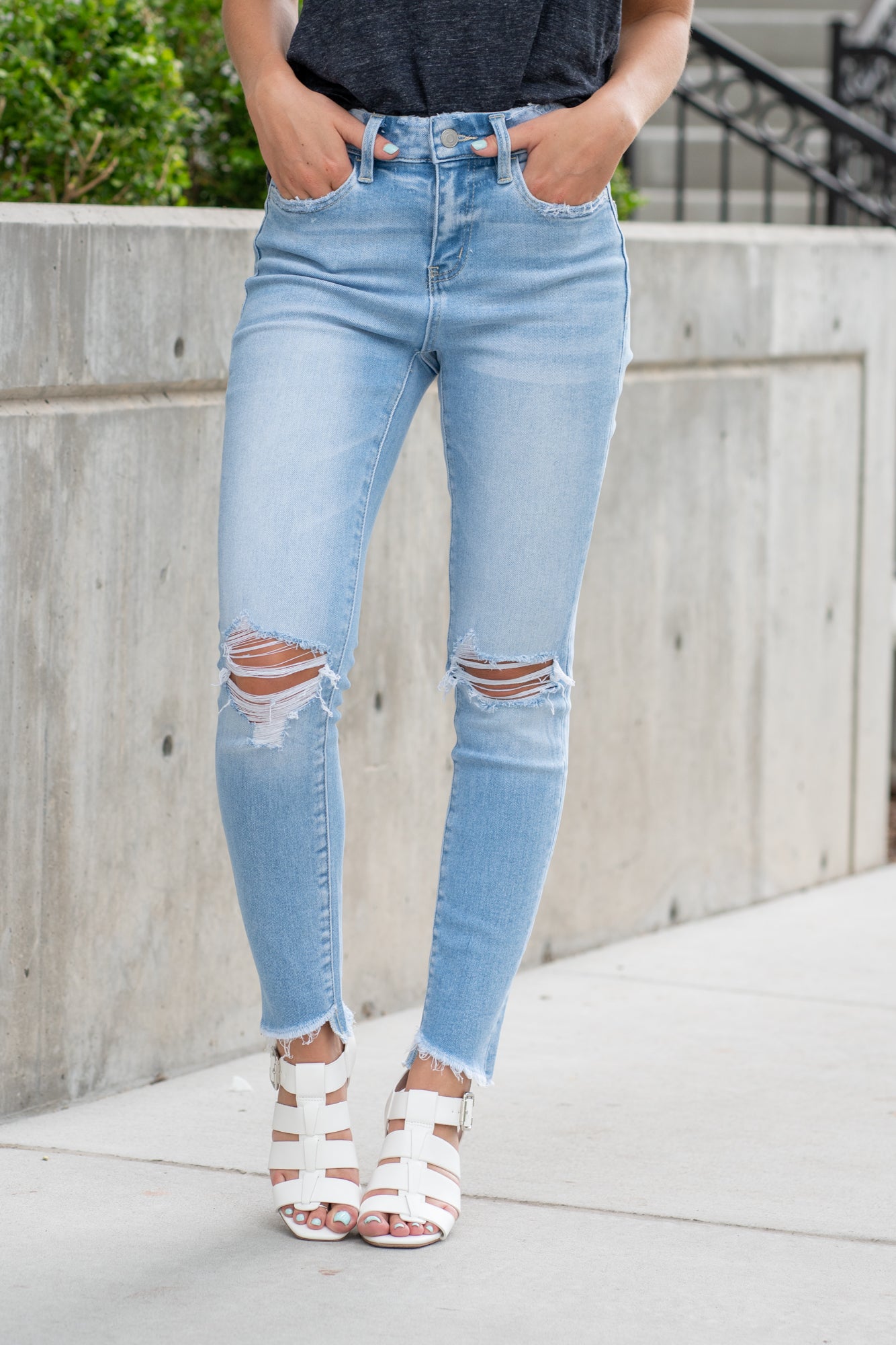 Flying Monkey Jeans Wash: Light Blue Name: Call You Out Cut: Skinny, 29" Inseam* Rise: High Rise, 10" Front Rise* 98%COTTON 2%SPANDEX Stitching: Classic Fly: Zipper Style #: F4642 Contact us for any additional measurements or sizing. *Measured on the smallest size, measurements may vary by size.