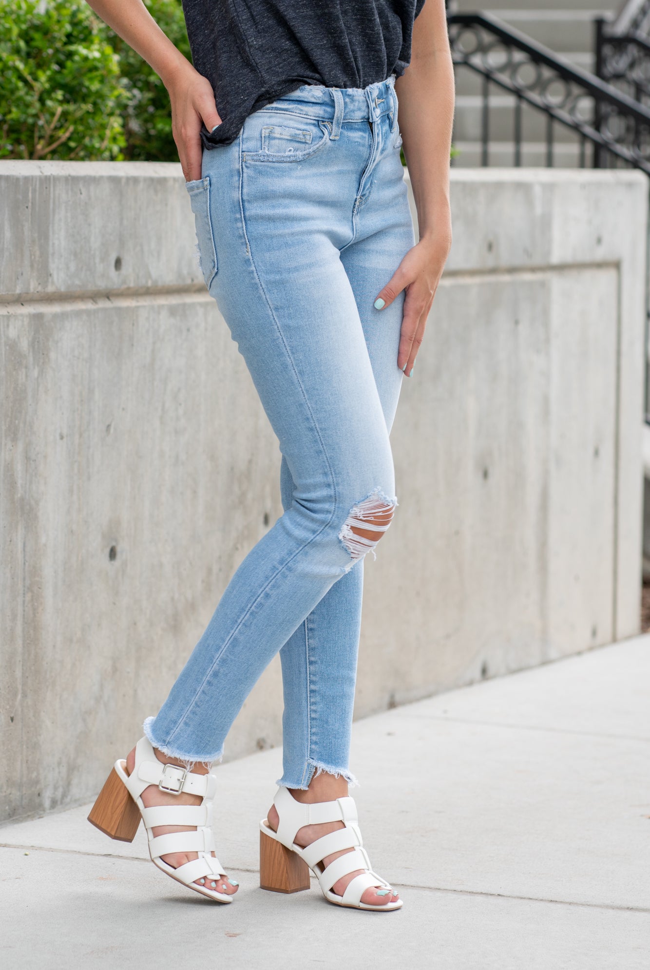 Flying Monkey Jeans Wash: Light Blue Name: Call You Out Cut: Skinny, 29" Inseam* Rise: High Rise, 10" Front Rise* 98%COTTON 2%SPANDEX Stitching: Classic Fly: Zipper Style #: F4642 Contact us for any additional measurements or sizing. *Measured on the smallest size, measurements may vary by size.