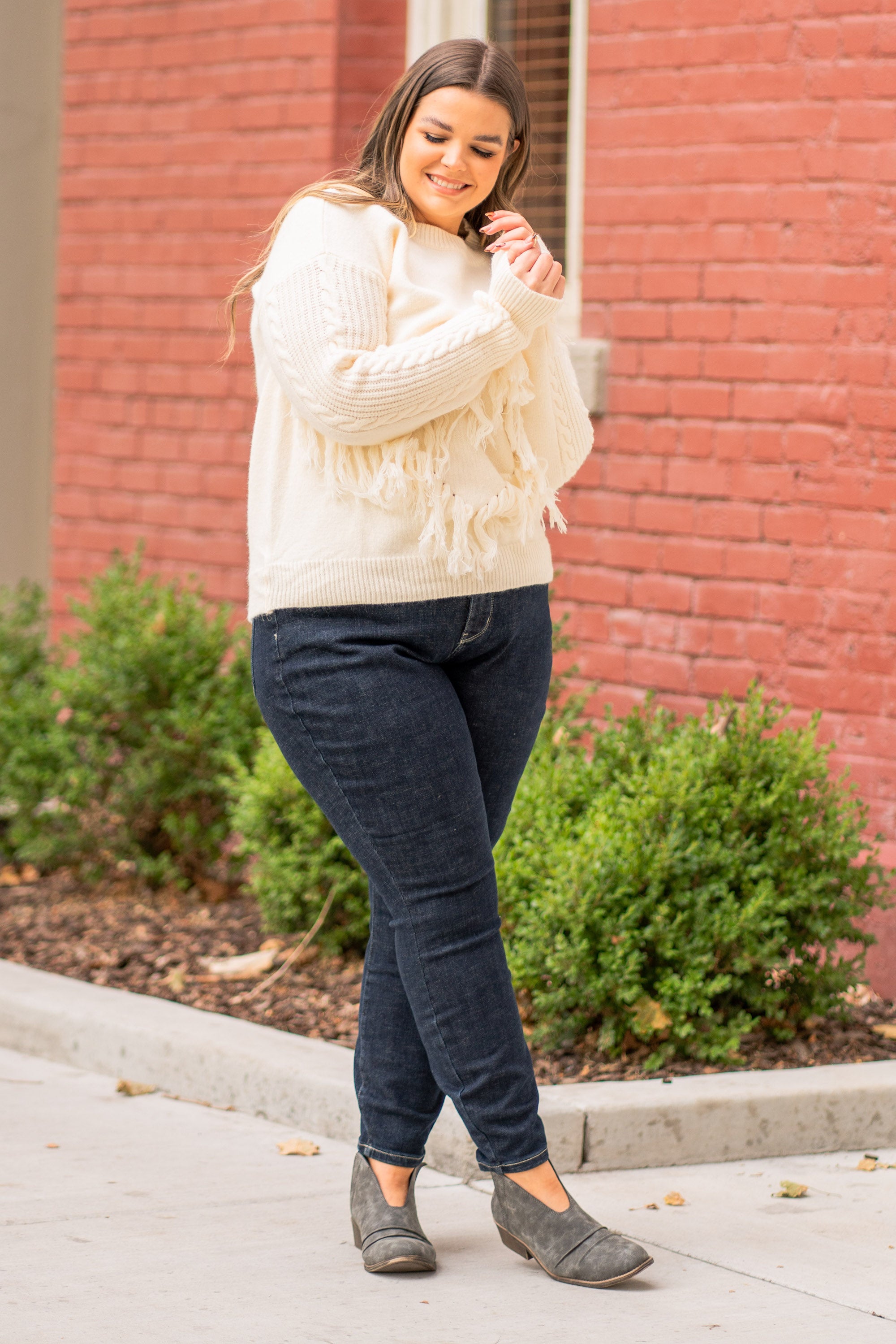 BiBi Throw on for a warm casual look with your favorite jeans this fall. Color: Cream Neckline: Crew Sleeve: Long Style #: IP7026 Contact us for any additional measurements or sizing.