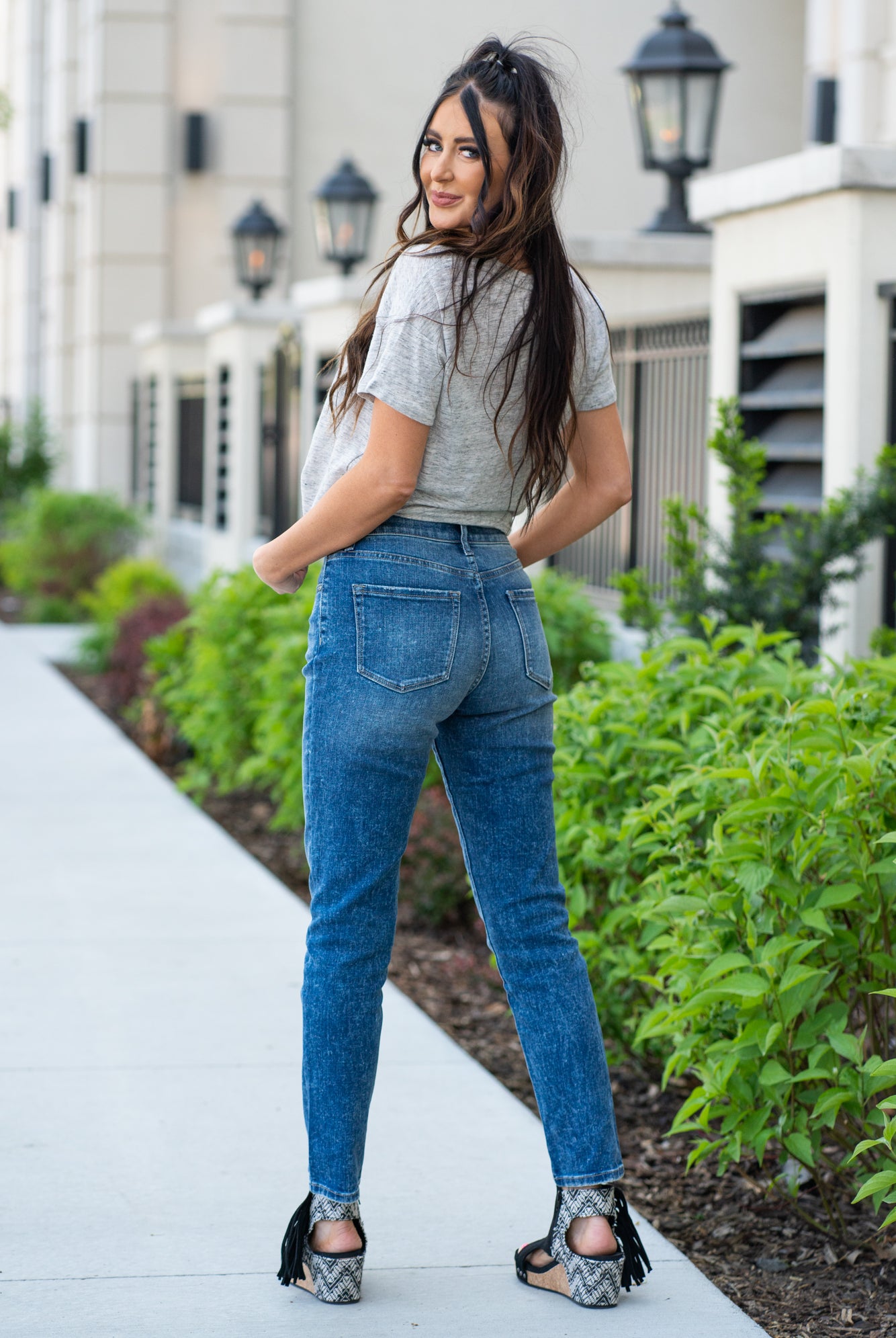 KanCan Jeans With a high waist and cigarette straight fit, these will be your go-to jeans that will never go out of style. Color: Medium Blue Cut: Straight Fit, 28" Inseam* Rise: High-Rise, 11" Front Rise* 99% Cotton 1% Spandex Fly: Zipper Style #: KC4009D Contact us for any additional measurements or sizing. *Measured on the smallest size, measurements may vary by size.