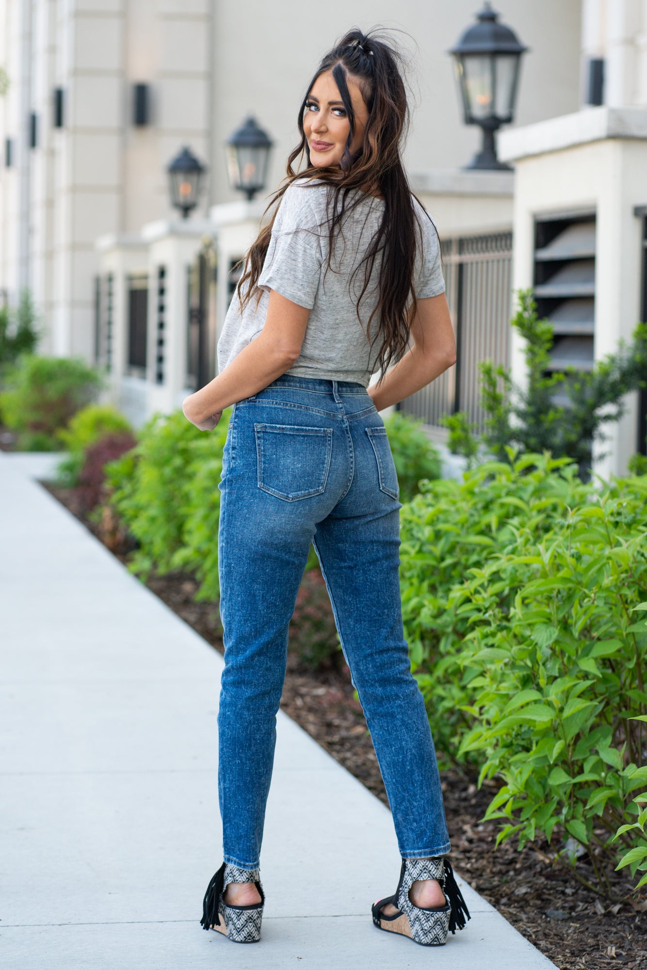 KanCan Jeans With a high waist and cigarette straight fit, these will be your go-to jeans that will never go out of style. Color: Medium Blue Cut: Straight Fit, 28" Inseam* Rise: High-Rise, 11" Front Rise* 99% Cotton 1% Spandex Fly: Zipper Style #: KC4009D Contact us for any additional measurements or sizing. *Measured on the smallest size, measurements may vary by size.