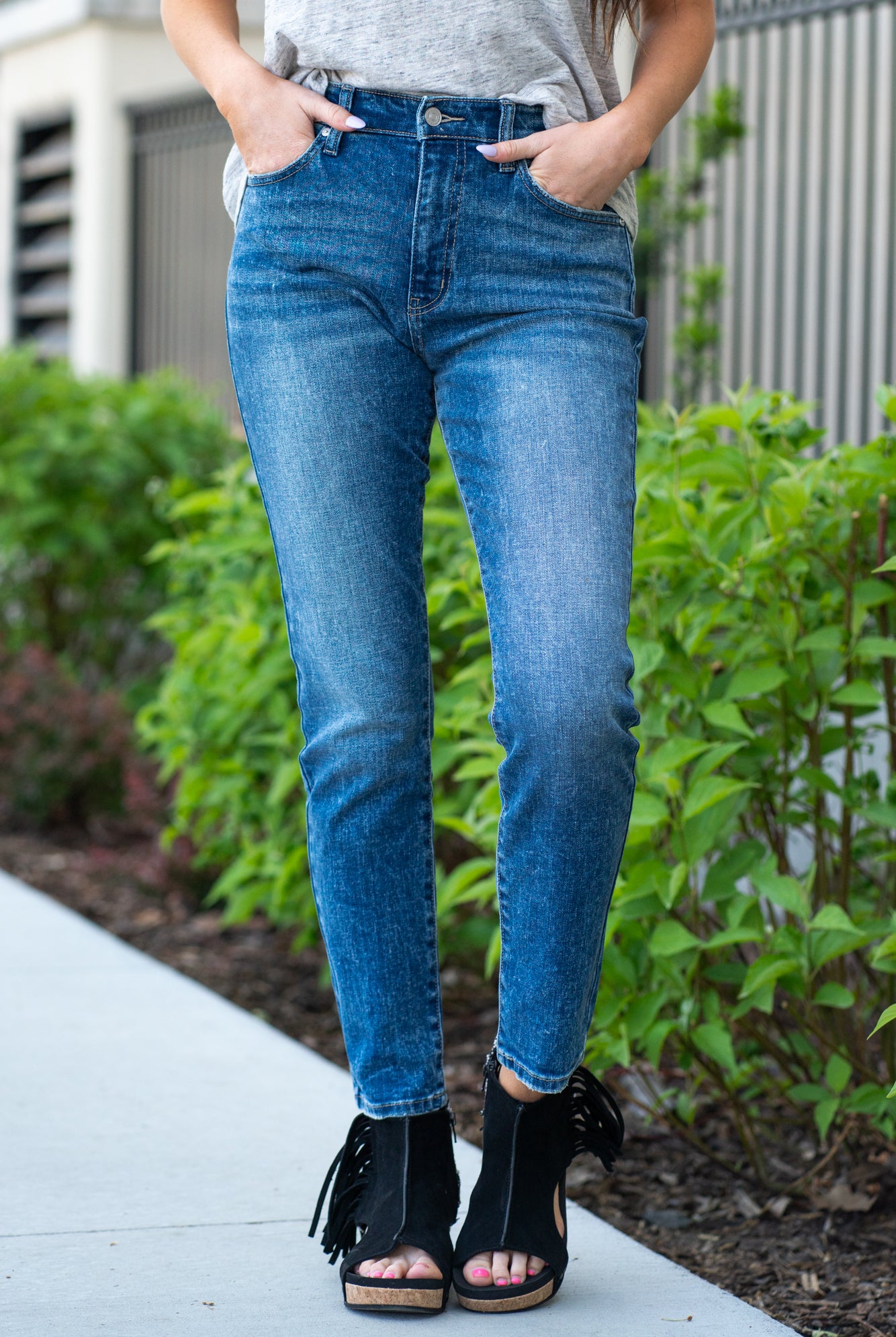 KanCan Jeans With a high waist and cigarette straight fit, these will be your go-to jeans that will never go out of style. Color: Medium Blue Cut: Straight Fit, 28" Inseam* Rise: High-Rise, 11" Front Rise* 99% Cotton 1% Spandex Fly: Zipper Style #: KC4009D Contact us for any additional measurements or sizing. *Measured on the smallest size, measurements may vary by size.