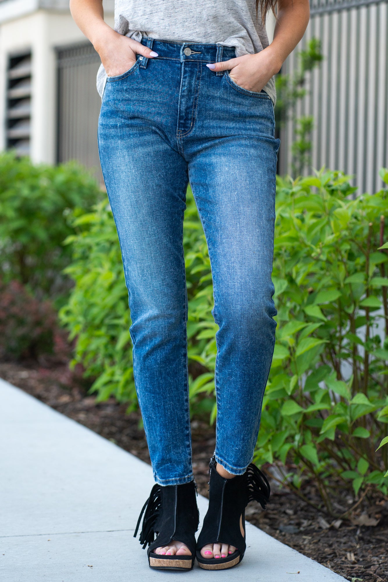 KanCan Jeans With a high waist and cigarette straight fit, these will be your go-to jeans that will never go out of style. Color: Medium Blue Cut: Straight Fit, 28" Inseam* Rise: High-Rise, 11" Front Rise* 99% Cotton 1% Spandex Fly: Zipper Style #: KC4009D Contact us for any additional measurements or sizing. *Measured on the smallest size, measurements may vary by size.