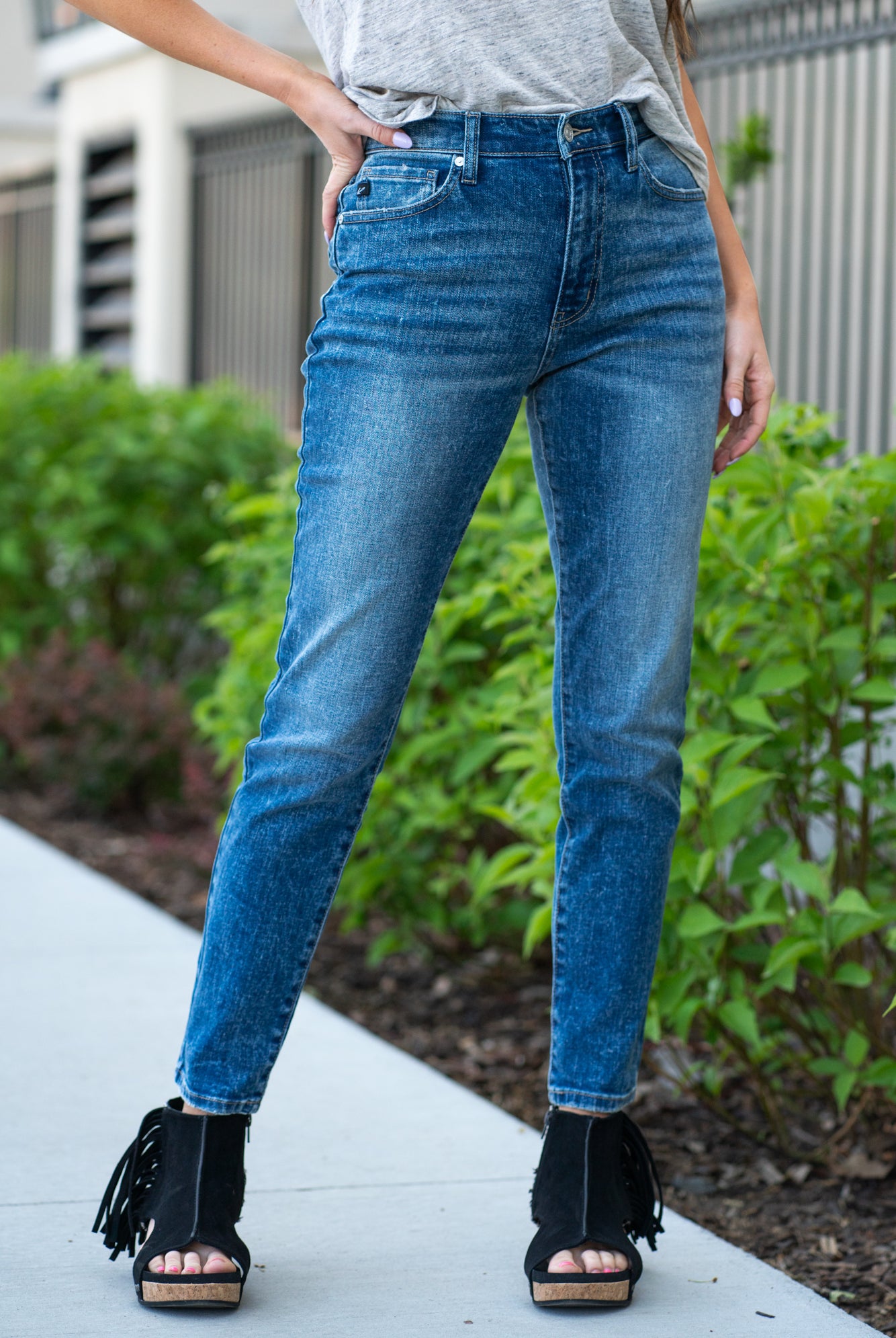 KanCan Jeans With a high waist and cigarette straight fit, these will be your go-to jeans that will never go out of style. Color: Medium Blue Cut: Straight Fit, 28" Inseam* Rise: High-Rise, 11" Front Rise* 99% Cotton 1% Spandex Fly: Zipper Style #: KC4009D Contact us for any additional measurements or sizing. *Measured on the smallest size, measurements may vary by size.