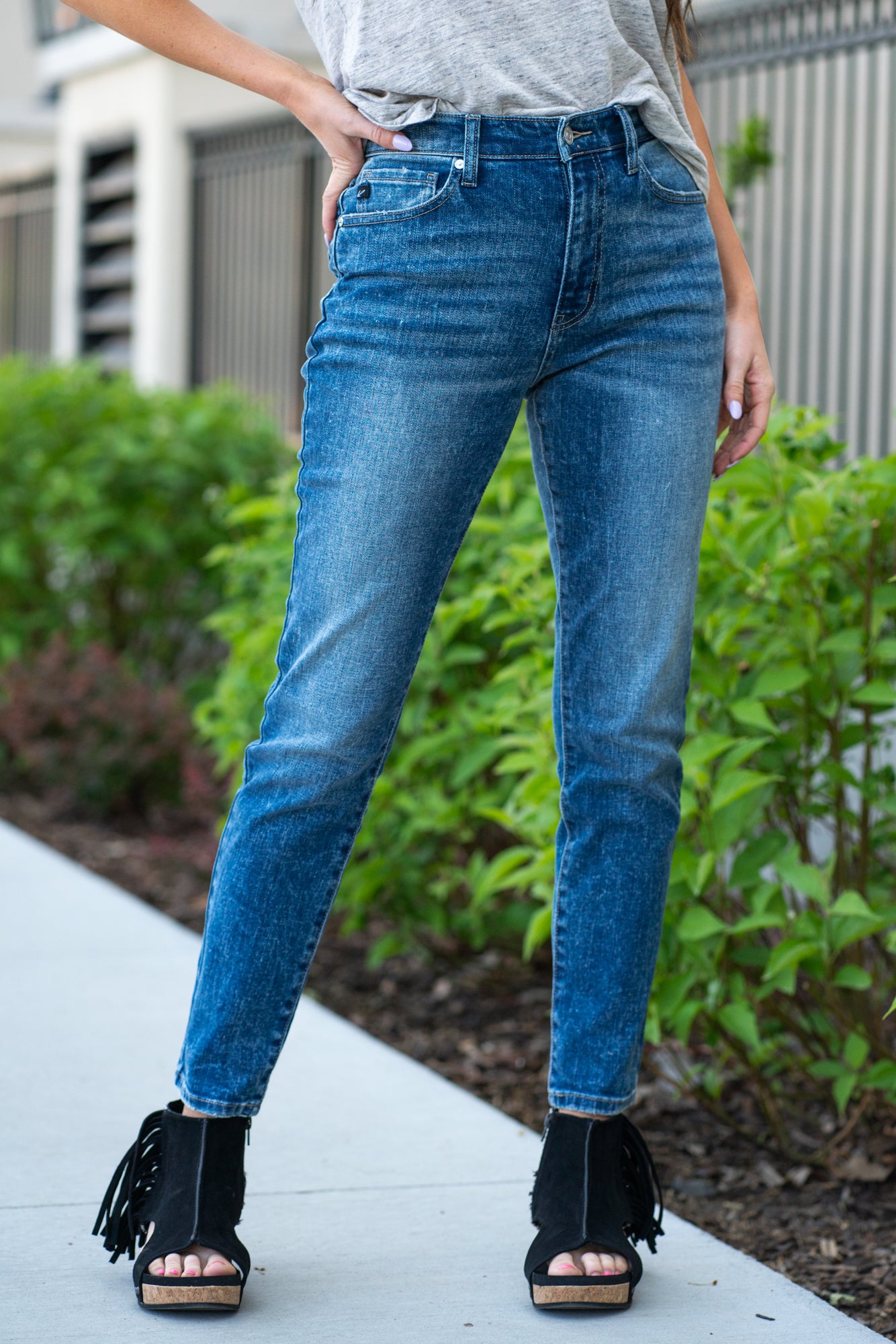 KanCan Jeans With a high waist and cigarette straight fit, these will be your go-to jeans that will never go out of style. Color: Medium Blue Cut: Straight Fit, 28" Inseam* Rise: High-Rise, 11" Front Rise* 99% Cotton 1% Spandex Fly: Zipper Style #: KC4009D Contact us for any additional measurements or sizing. *Measured on the smallest size, measurements may vary by size.