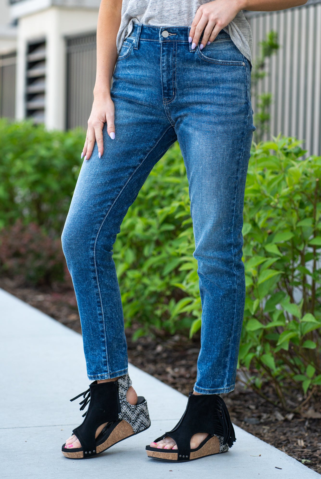 KanCan Jeans With a high waist and cigarette straight fit, these will be your go-to jeans that will never go out of style. Color: Medium Blue Cut: Straight Fit, 28" Inseam* Rise: High-Rise, 11" Front Rise* 99% Cotton 1% Spandex Fly: Zipper Style #: KC4009D Contact us for any additional measurements or sizing. *Measured on the smallest size, measurements may vary by size.