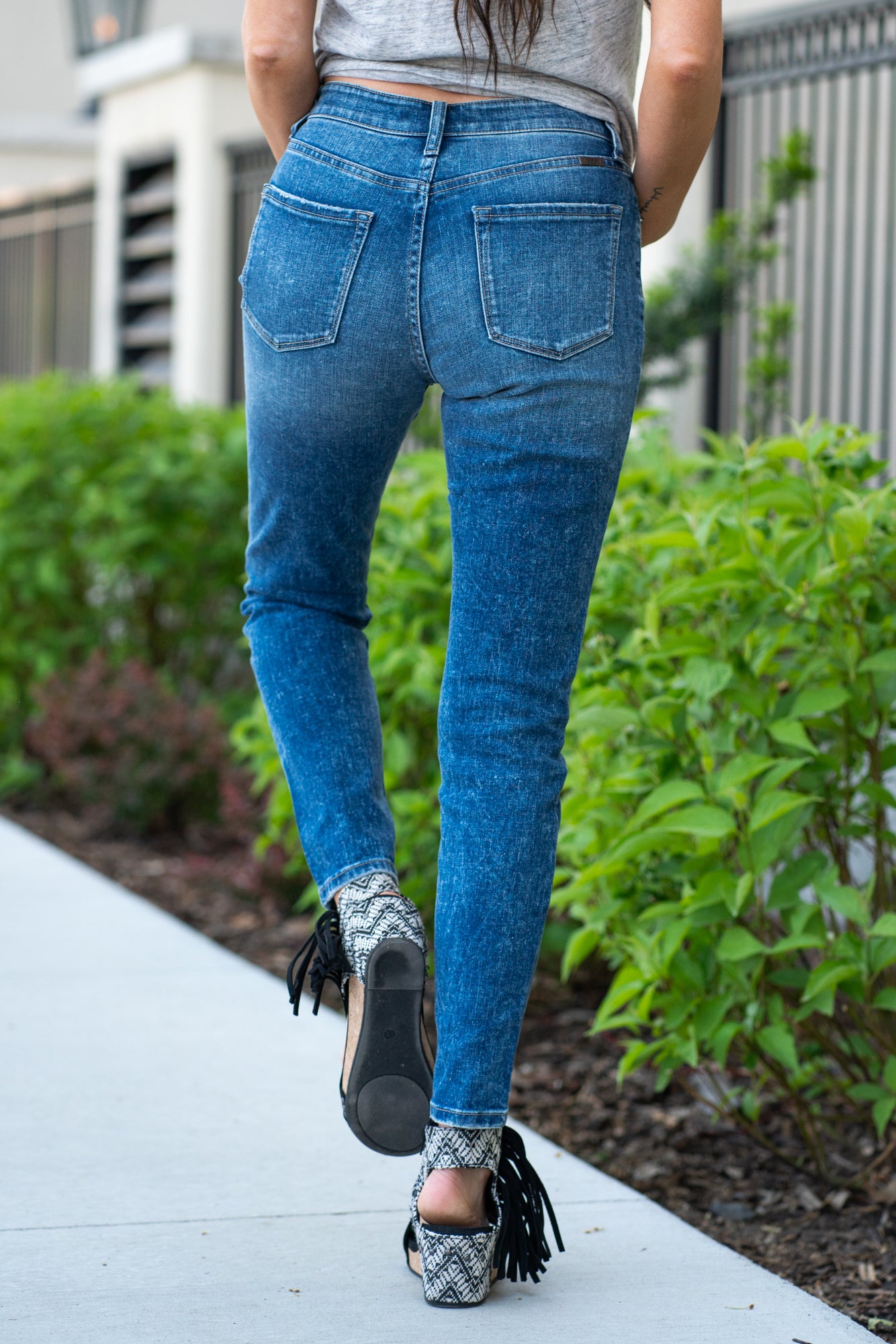 KanCan Jeans With a high waist and cigarette straight fit, these will be your go-to jeans that will never go out of style. Color: Medium Blue Cut: Straight Fit, 28" Inseam* Rise: High-Rise, 11" Front Rise* 99% Cotton 1% Spandex Fly: Zipper Style #: KC4009D Contact us for any additional measurements or sizing. *Measured on the smallest size, measurements may vary by size.