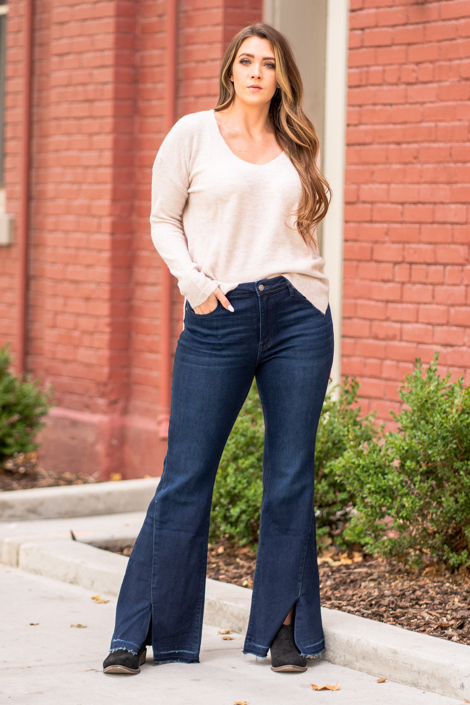 KanCan Jeans KanCan Stretchy Flare, 33" Inseam* High Rise, 9.75" Front Rise* Dark Blue Wash 53.5% COTTON, 39.3% RAYON, 5.6% POLYESTER, 1.6% SPANDEX Fly: Zipper Style #: KC7394D Contact us for any additional measurements or sizing. *Measured on the smallest size, measurements may vary by size.