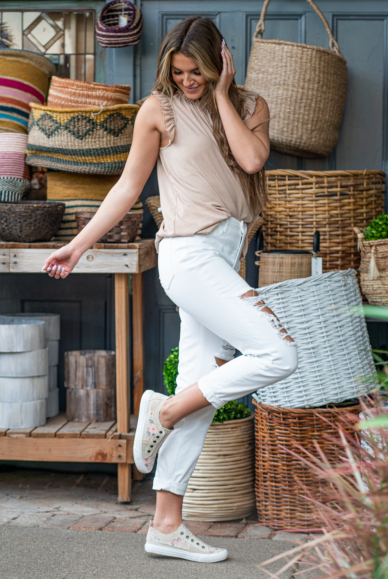 KanCan Jeans KanCan Stretch Level: Rigid Color: White Cut: Mom FIt, 27" Inseam* Rise: High-Rise, 11" Front Rise* 100% Cotton Fly: Zipper Style #: KC7976WT Contact us for any additional measurements or sizing. *Measured on the smallest size, measurements may vary by size.