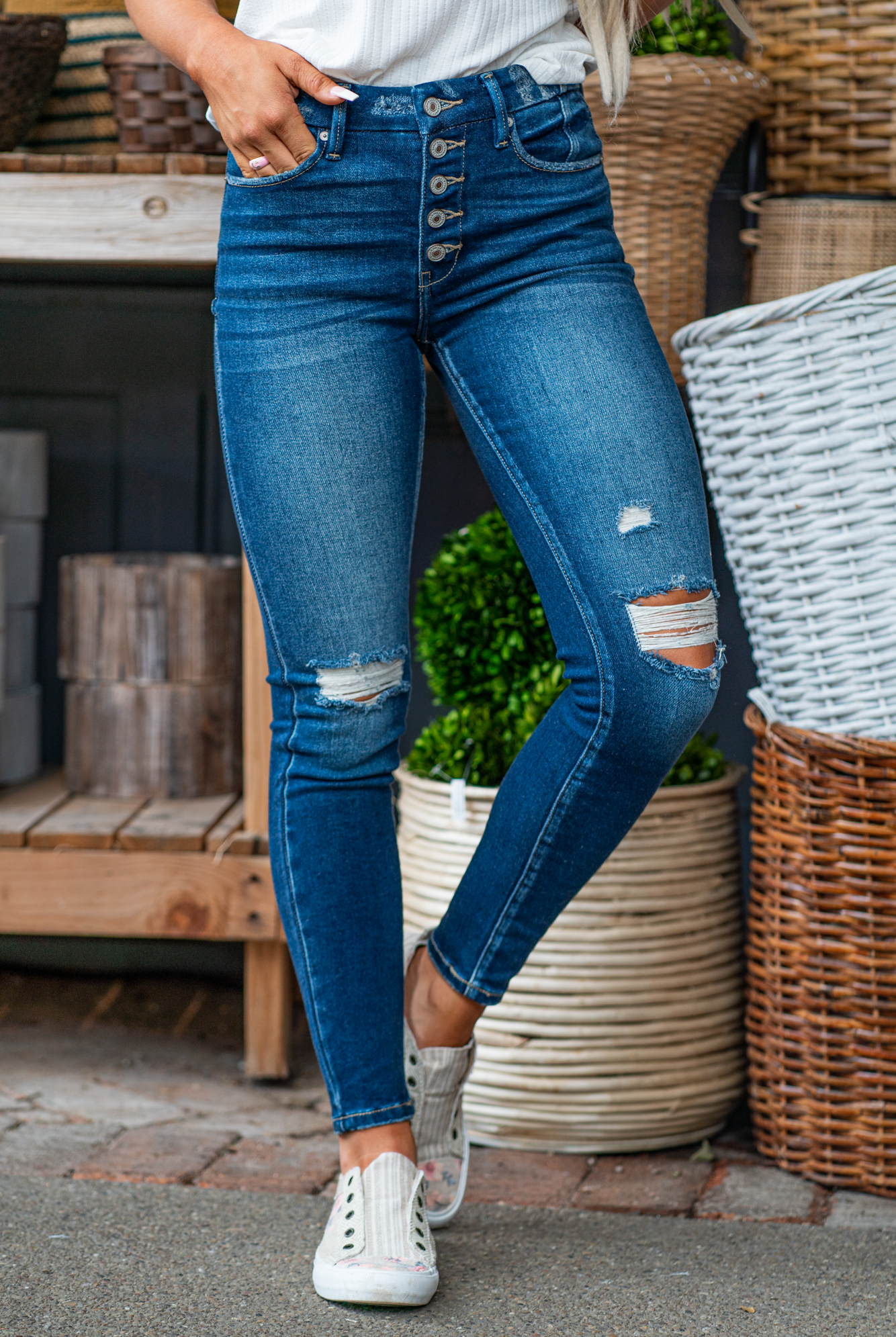 KanCan Jeans Color: Dark Wash Cut: Skinny, 29" Inseam* Rise: High Rise, 10" Front Rise* 93% COTTON, 5% POLYESTER, 2% SPANDEX Fly: Zip Fly Style #: KC9246D Contact us for any additional measurements or sizing. *Measured on the smallest size, measurements may vary by size.