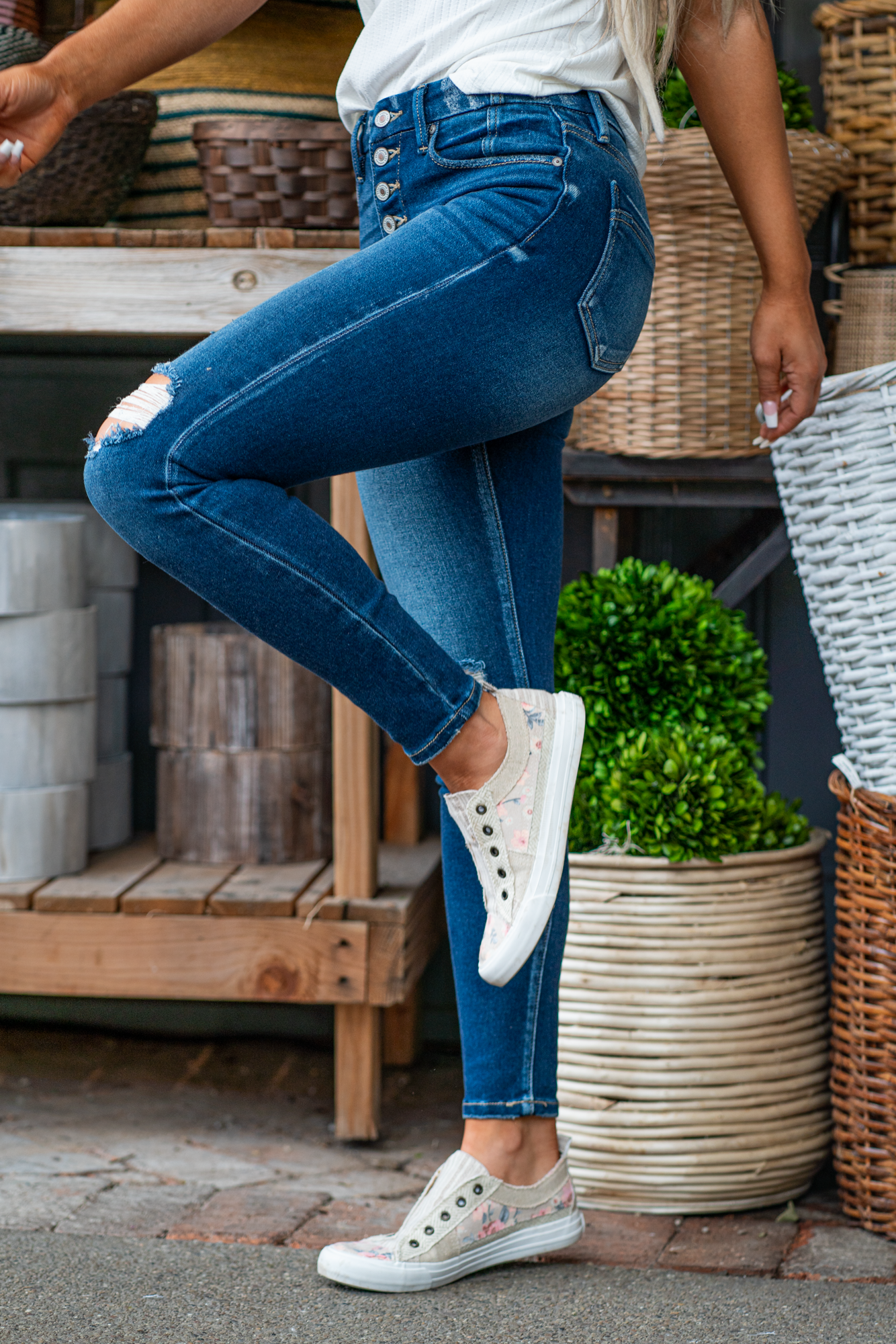 KanCan Jeans Color: Dark Wash Cut: Skinny, 29" Inseam* Rise: High Rise, 10" Front Rise* 93% COTTON, 5% POLYESTER, 2% SPANDEX Fly: Zip Fly Style #: KC9246D Contact us for any additional measurements or sizing. *Measured on the smallest size, measurements may vary by size.