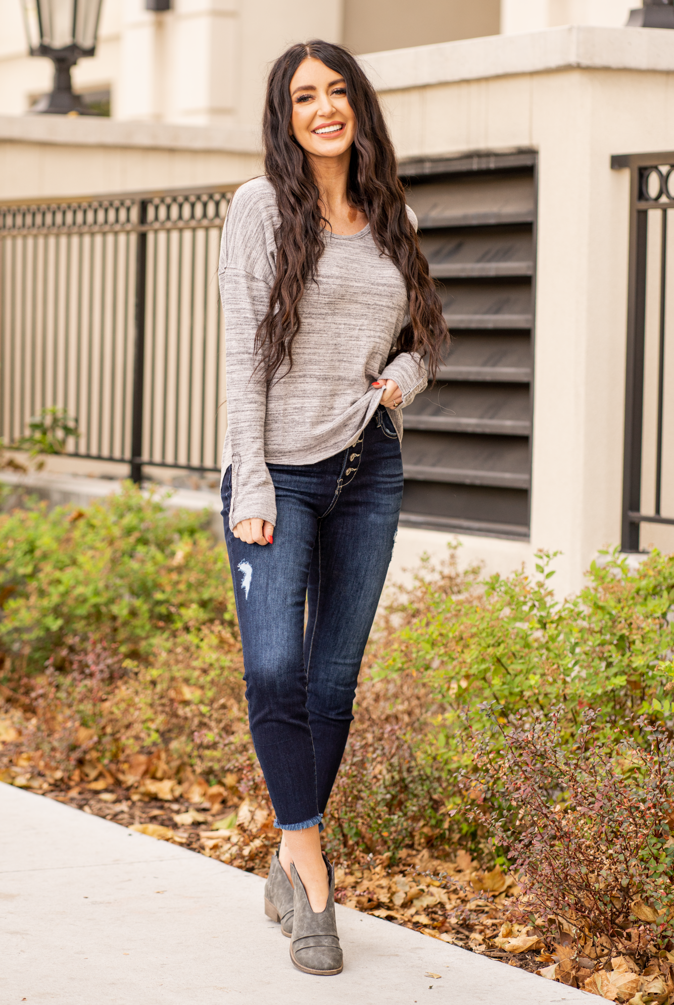 KanCan Jeans Collection: Core Style Color: Dark Wash Cut: Frayed Hem Ankle Skinny, 26" Inseam Rise: High Rise, 9.5" Front Rise COTTON 67.5% POLYESTER 25% RAYON 6.5% SPANDEX 1% Fly: Exposed Button Fly Style #: KC7120D Contact us for any additional measurements or sizing. *Measured on the smallest size, measurements may vary by size.
