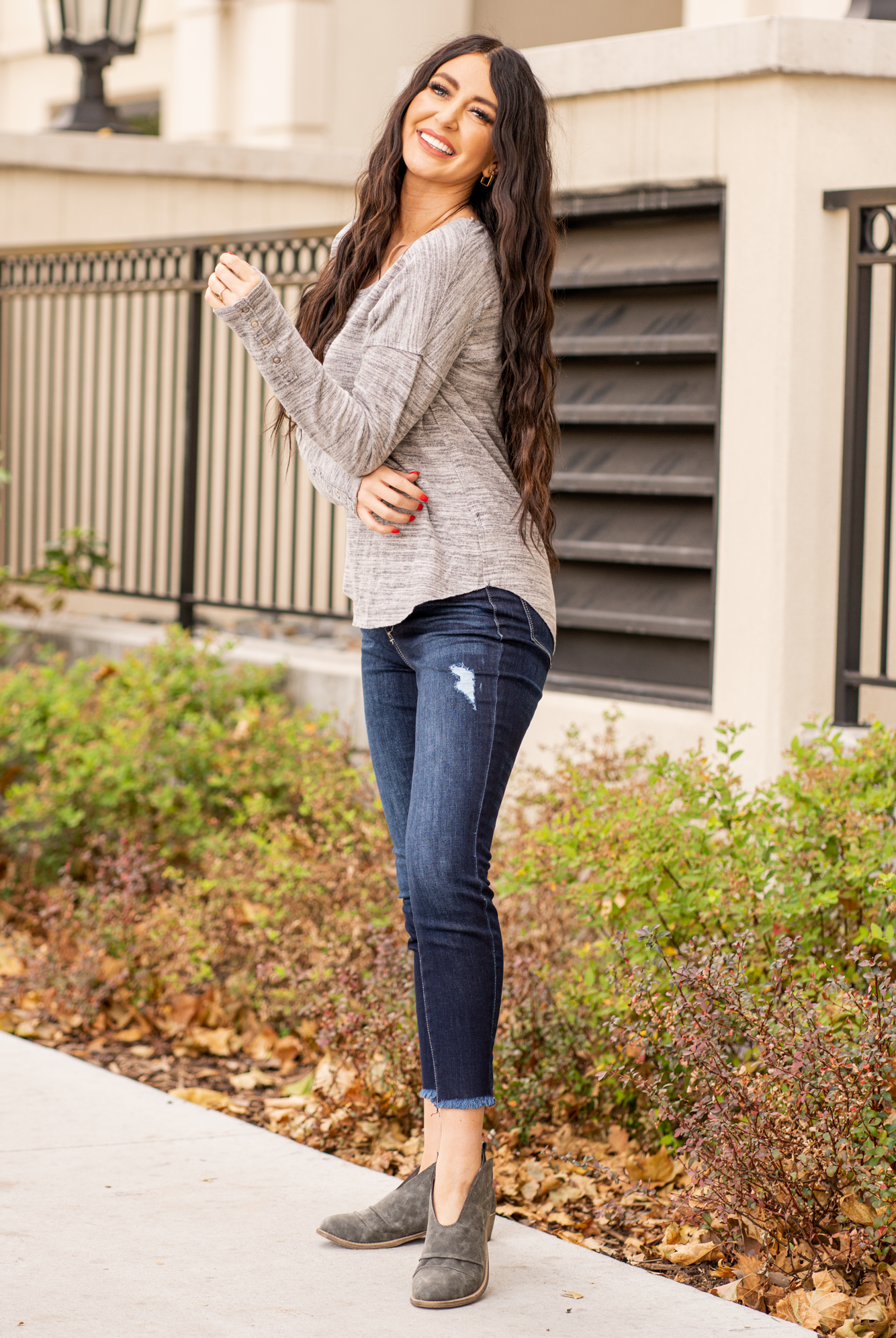 KanCan Jeans Collection: Core Style Color: Dark Wash Cut: Frayed Hem Ankle Skinny, 26" Inseam Rise: High Rise, 9.5" Front Rise COTTON 67.5% POLYESTER 25% RAYON 6.5% SPANDEX 1% Fly: Exposed Button Fly Style #: KC7120D Contact us for any additional measurements or sizing. *Measured on the smallest size, measurements may vary by size.