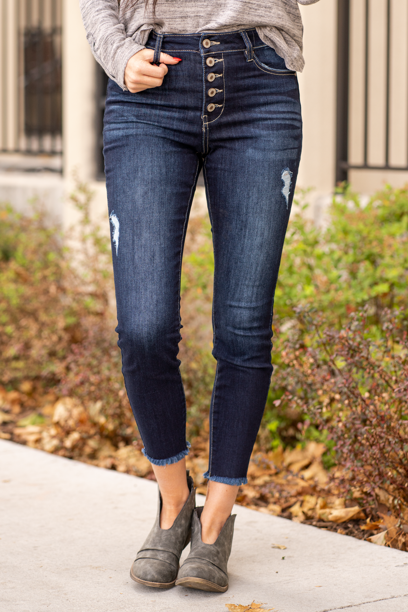 KanCan Jeans Collection: Core Style Color: Dark Wash Cut: Frayed Hem Ankle Skinny, 26" Inseam Rise: High Rise, 9.5" Front Rise COTTON 67.5% POLYESTER 25% RAYON 6.5% SPANDEX 1% Fly: Exposed Button Fly Style #: KC7120D Contact us for any additional measurements or sizing. *Measured on the smallest size, measurements may vary by size.