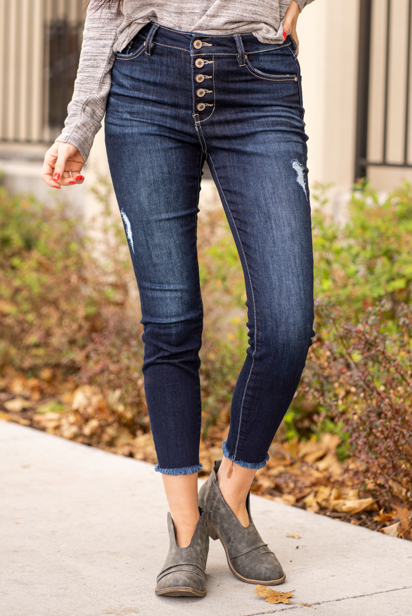 KanCan Jeans Collection: Core Style Color: Dark Wash Cut: Frayed Hem Ankle Skinny, 26" Inseam Rise: High Rise, 9.5" Front Rise COTTON 67.5% POLYESTER 25% RAYON 6.5% SPANDEX 1% Fly: Exposed Button Fly Style #: KC7120D Contact us for any additional measurements or sizing. *Measured on the smallest size, measurements may vary by size.