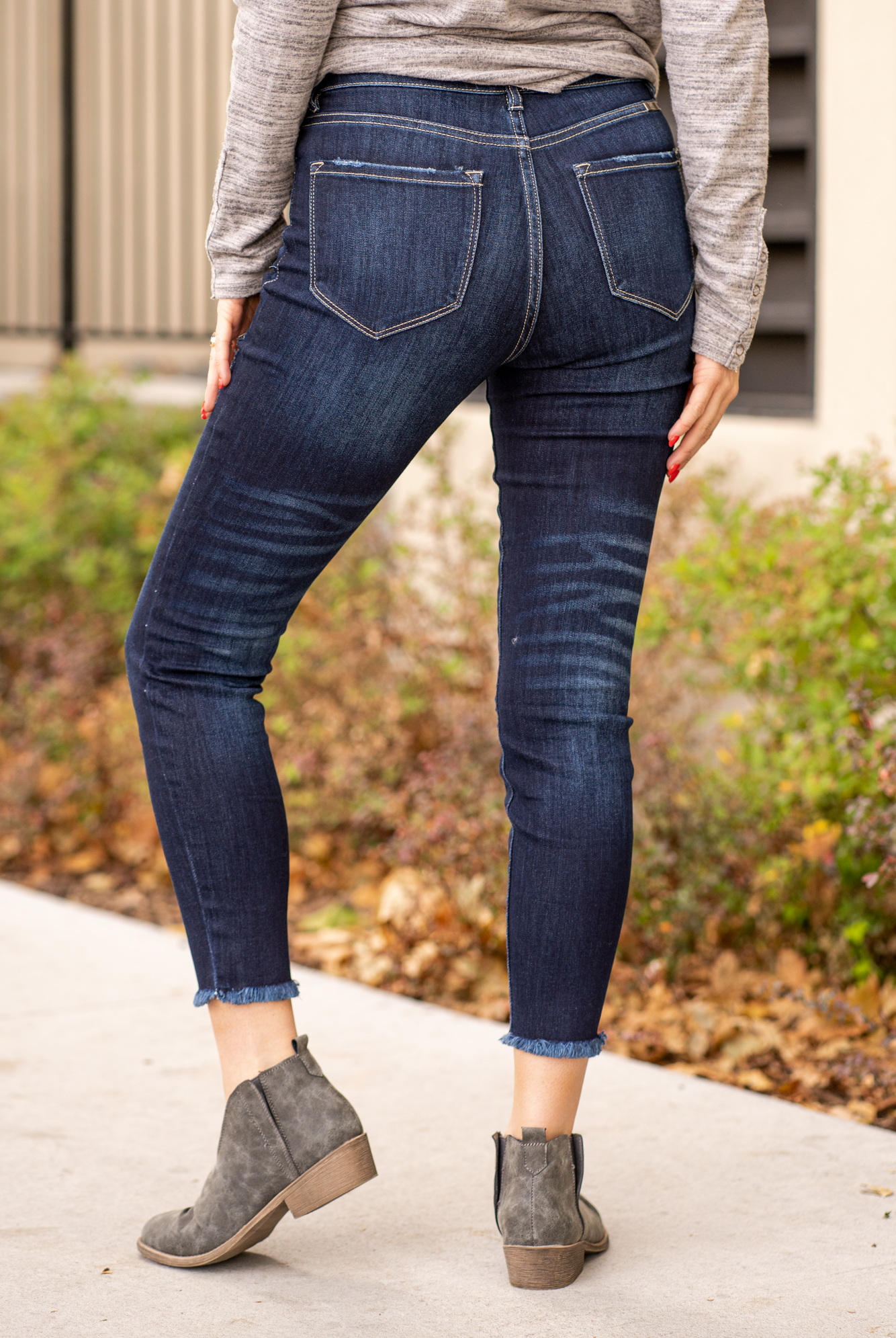 KanCan Jeans Collection: Core Style Color: Dark Wash Cut: Frayed Hem Ankle Skinny, 26" Inseam Rise: High Rise, 9.5" Front Rise COTTON 67.5% POLYESTER 25% RAYON 6.5% SPANDEX 1% Fly: Exposed Button Fly Style #: KC7120D Contact us for any additional measurements or sizing. *Measured on the smallest size, measurements may vary by size.