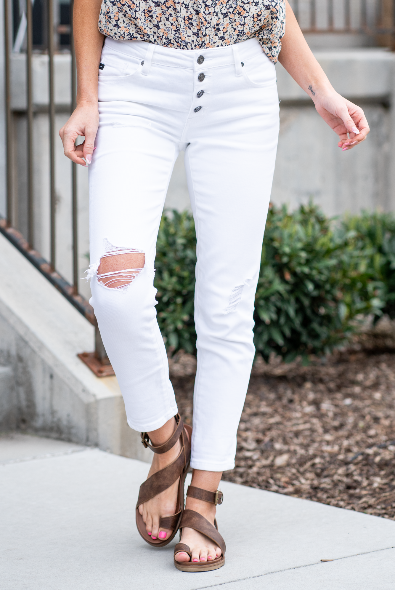 KanCan Jeans These mom jeans will become your go-to! Pair these girlfriend mom fit with sandals and a tee for an easy summer look. Color: White Cut: Straight Fit, 27" Inseam Rise: Mid-Rise, 8.5" Front Rise 100% COTTON Fly: Exposed Button Fly Style #: KC5118WT Contact us for any additional measurements or sizing.